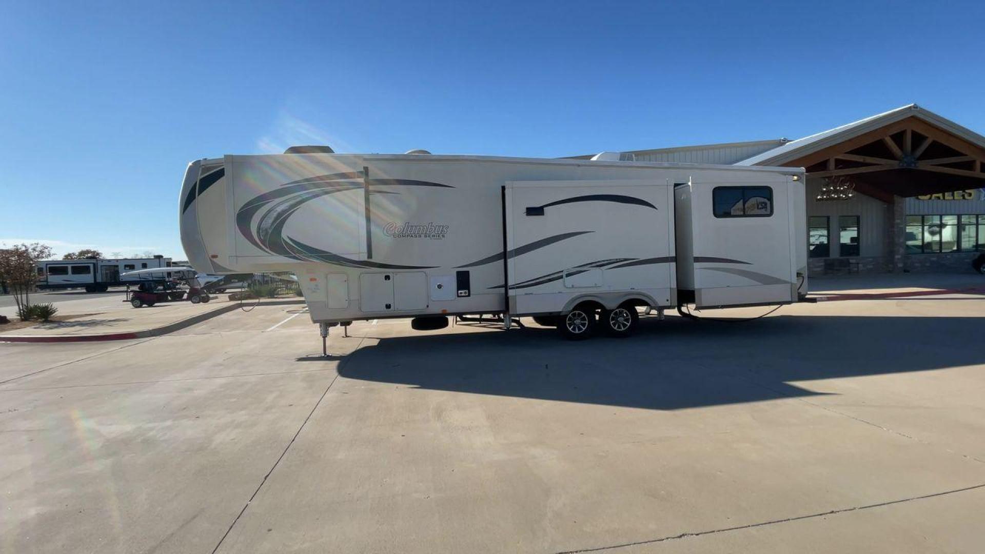 2019 FOREST RIVER COLUMBUS 374BHC (4X4FCMN21K6) , Length: 42.08 ft. | Dry Weight: 12,785 lbs. | Gross Weight: 15,785 lbs. | Slides: 4 transmission, located at 4319 N Main St, Cleburne, TX, 76033, (817) 678-5133, 32.385960, -97.391212 - Photo#6