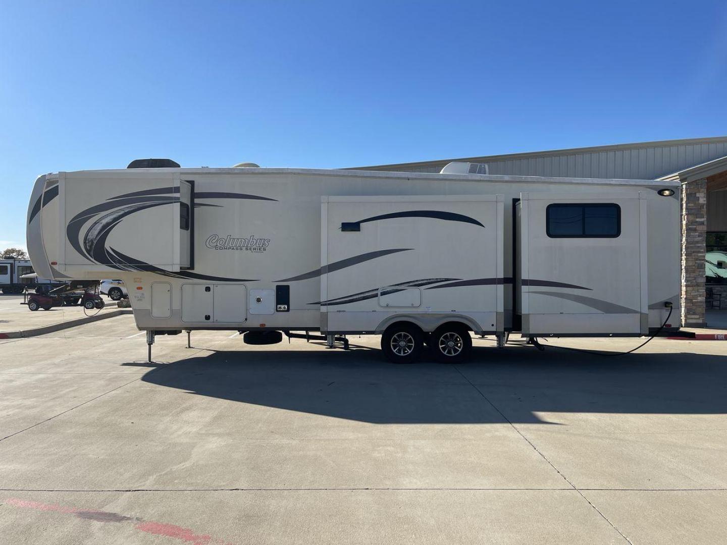 2019 FOREST RIVER COLUMBUS 374BHC (4X4FCMN21K6) , Length: 42.08 ft. | Dry Weight: 12,785 lbs. | Gross Weight: 15,785 lbs. | Slides: 4 transmission, located at 4319 N Main St, Cleburne, TX, 76033, (817) 678-5133, 32.385960, -97.391212 - Photo#24