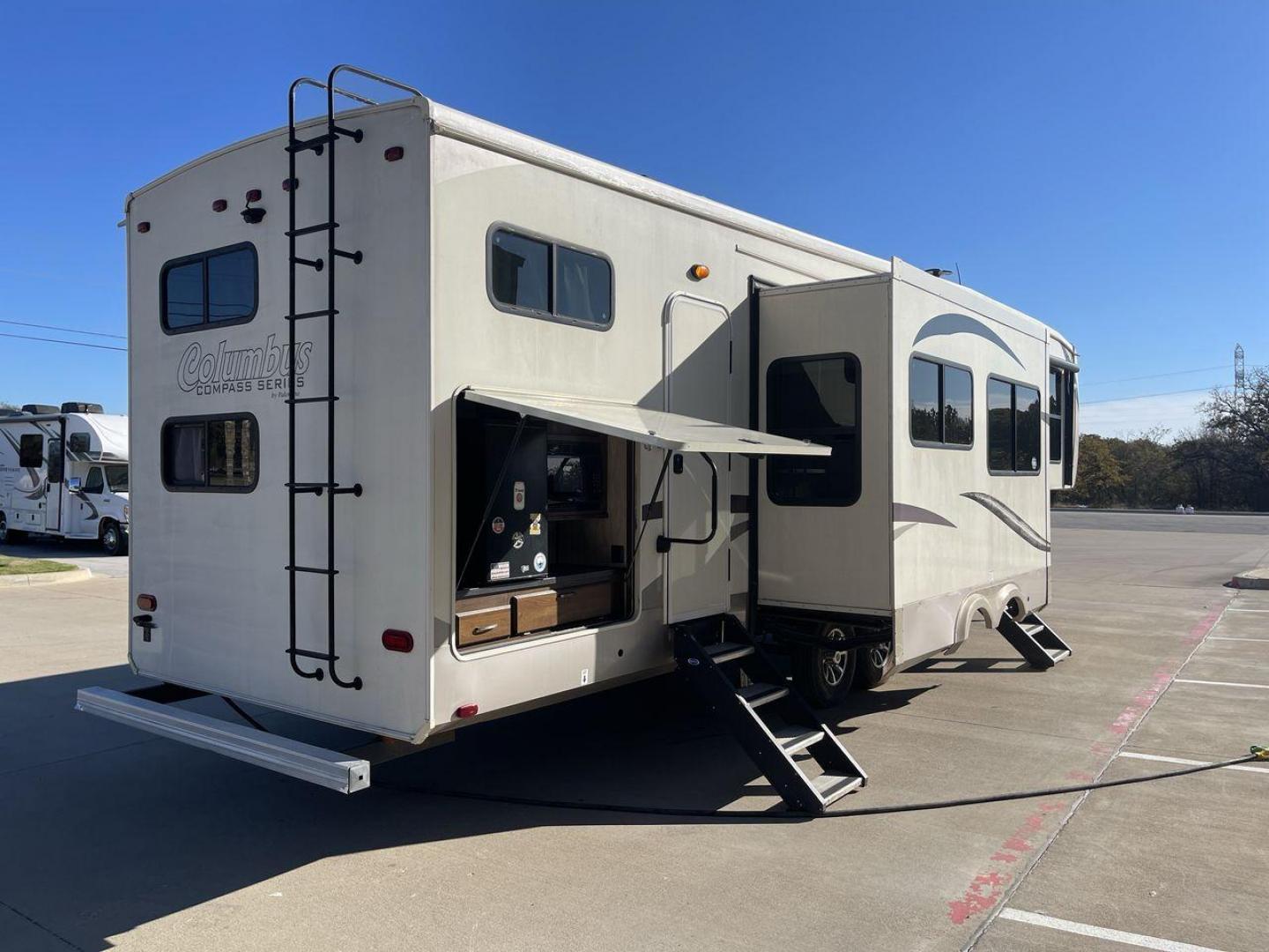 2019 FOREST RIVER COLUMBUS 374BHC (4X4FCMN21K6) , Length: 42.08 ft. | Dry Weight: 12,785 lbs. | Gross Weight: 15,785 lbs. | Slides: 4 transmission, located at 4319 N Main St, Cleburne, TX, 76033, (817) 678-5133, 32.385960, -97.391212 - Photo#25