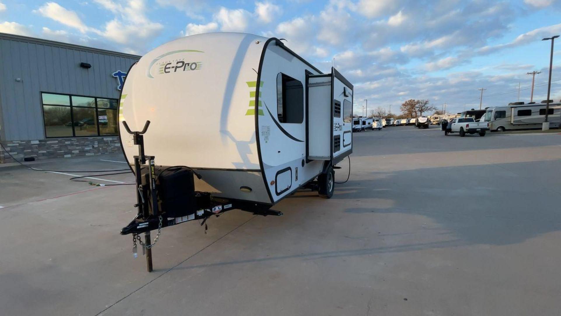 2019 FOREST RIVER FLAGSTAFF E-PRO 16BH (5ZT2FSEC3K3) , Length: 18.33 ft. | Dry Weight: 2,993 lbs. | Slides: 1 transmission, located at 4319 N Main St, Cleburne, TX, 76033, (817) 678-5133, 32.385960, -97.391212 - The 2019 Forest River Flagstaff E-Pro 16BH is a compact, lightweight travel trailer designed for adventure. Its exterior features a sleek and modern design with a white body accented by bold green graphics, giving it a fresh and sporty look. The single slide-out on the driver's side provides additio - Photo#5