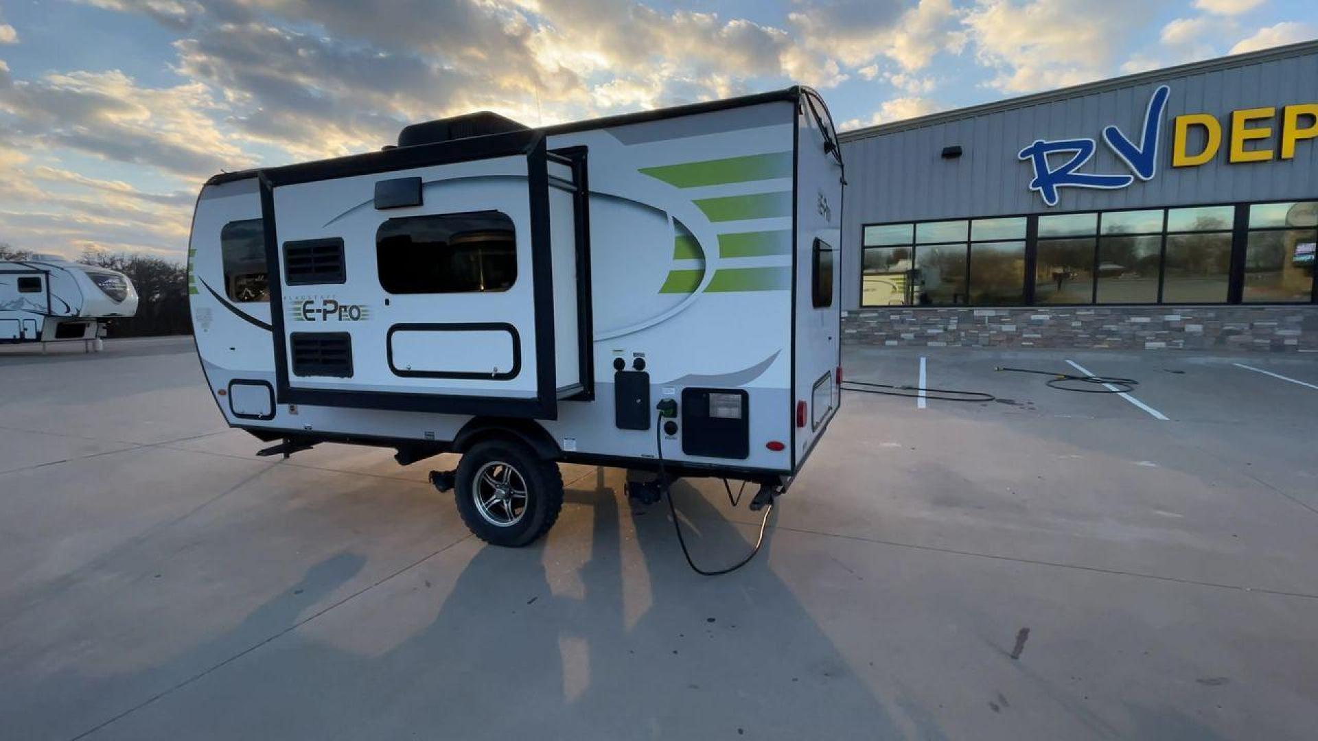 2019 FOREST RIVER FLAGSTAFF E-PRO 16BH (5ZT2FSEC3K3) , Length: 18.33 ft. | Dry Weight: 2,993 lbs. | Slides: 1 transmission, located at 4319 N Main St, Cleburne, TX, 76033, (817) 678-5133, 32.385960, -97.391212 - The 2019 Forest River Flagstaff E-Pro 16BH is a compact, lightweight travel trailer designed for adventure. Its exterior features a sleek and modern design with a white body accented by bold green graphics, giving it a fresh and sporty look. The single slide-out on the driver's side provides additio - Photo#7