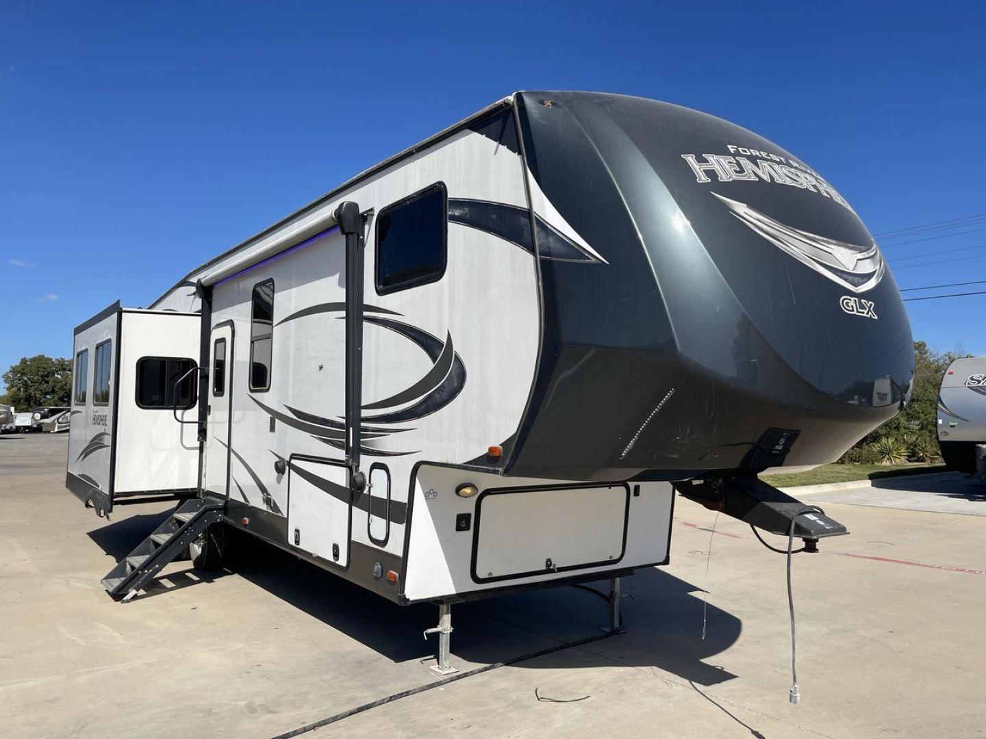 2019 FOREST RIVER HEMISPHERE 337BAR (4X4FSBK25KV) , Length: 38.5 ft. | Dry Weight: 10,264 lbs. | Slides: 3 transmission, located at 4319 N Main St, Cleburne, TX, 76033, (817) 678-5133, 32.385960, -97.391212 - Photo#22