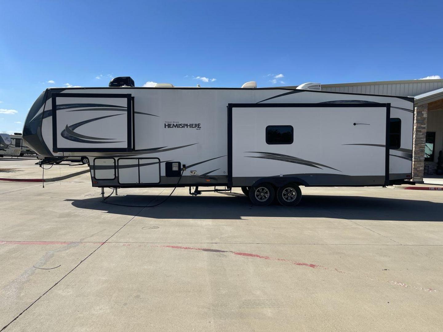 2019 FOREST RIVER HEMISPHERE 337BAR (4X4FSBK25KV) , Length: 38.5 ft. | Dry Weight: 10,264 lbs. | Slides: 3 transmission, located at 4319 N Main St, Cleburne, TX, 76033, (817) 678-5133, 32.385960, -97.391212 - Photo#23