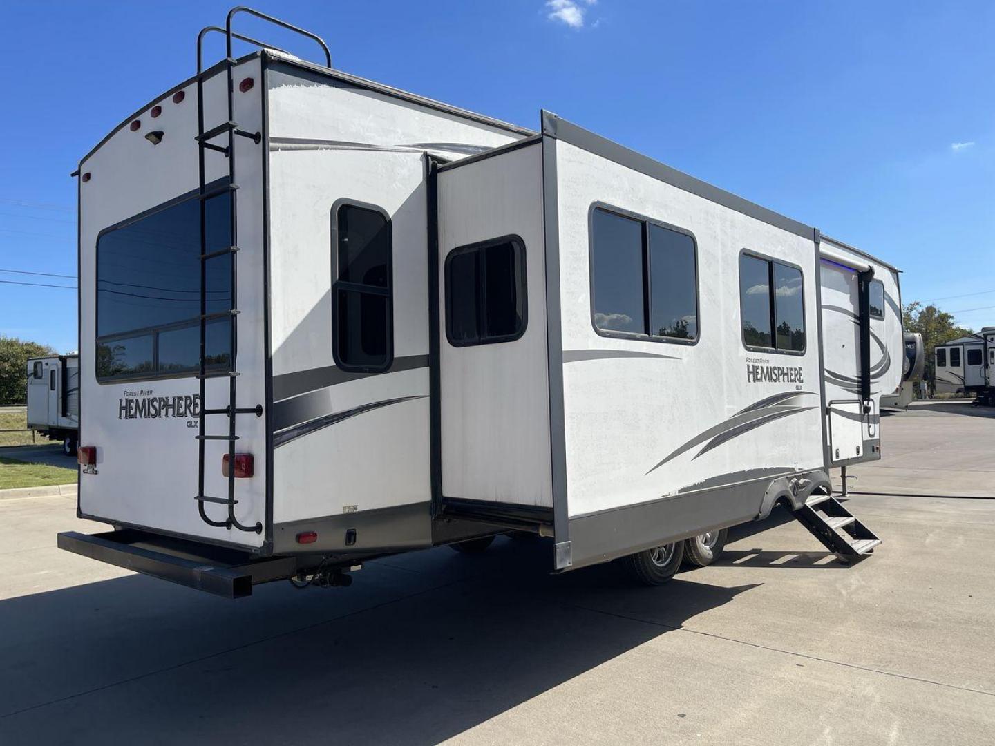 2019 FOREST RIVER HEMISPHERE 337BAR (4X4FSBK25KV) , Length: 38.5 ft. | Dry Weight: 10,264 lbs. | Slides: 3 transmission, located at 4319 N Main St, Cleburne, TX, 76033, (817) 678-5133, 32.385960, -97.391212 - Photo#24