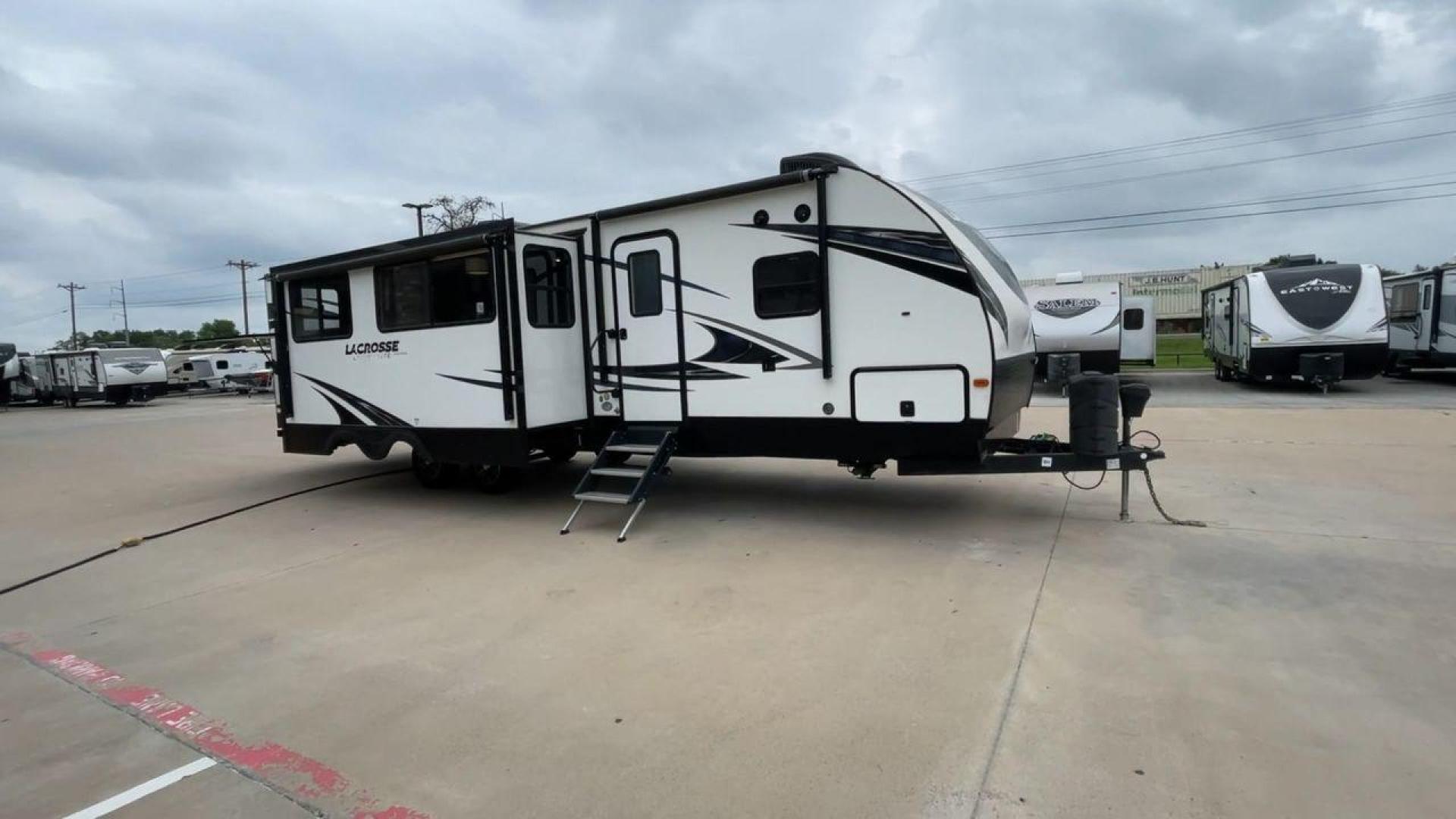 2019 FOREST RIVER LACROSSE 3380IB (5ZT2LCZB2KB) , located at 4319 N Main St, Cleburne, TX, 76033, (817) 678-5133, 32.385960, -97.391212 - Photo#3