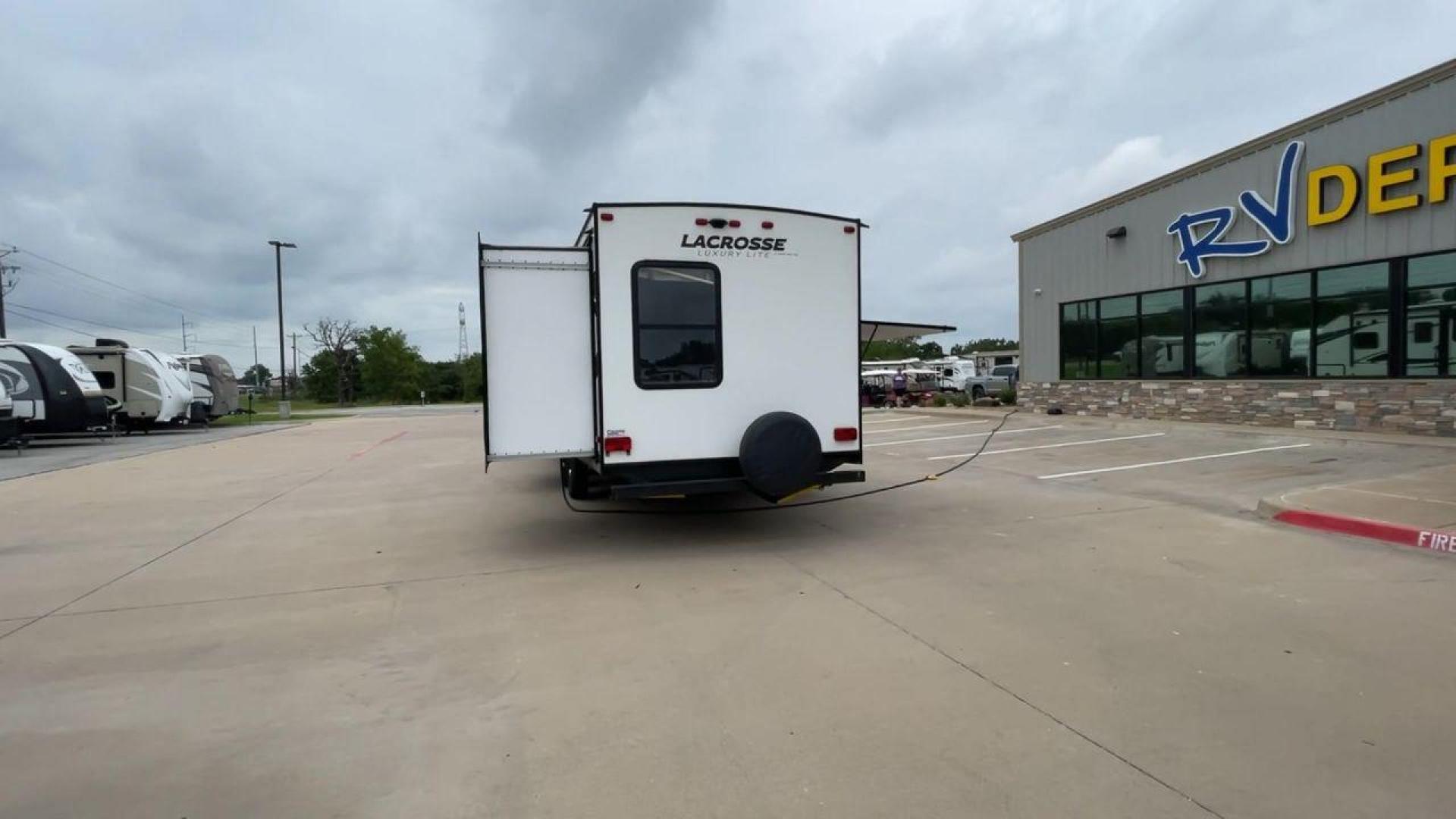 2019 FOREST RIVER LACROSSE 3380IB (5ZT2LCZB2KB) , located at 4319 N Main St, Cleburne, TX, 76033, (817) 678-5133, 32.385960, -97.391212 - Photo#8