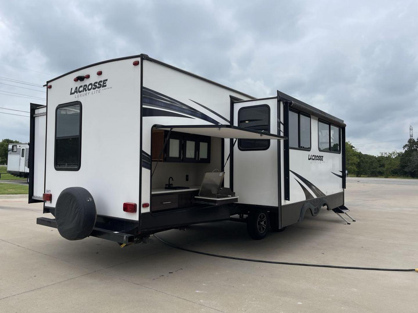 2019 FOREST RIVER LACROSSE 3380IB (5ZT2LCZB2KB) , located at 4319 N Main St, Cleburne, TX, 76033, (817) 678-5133, 32.385960, -97.391212 - Photo#24