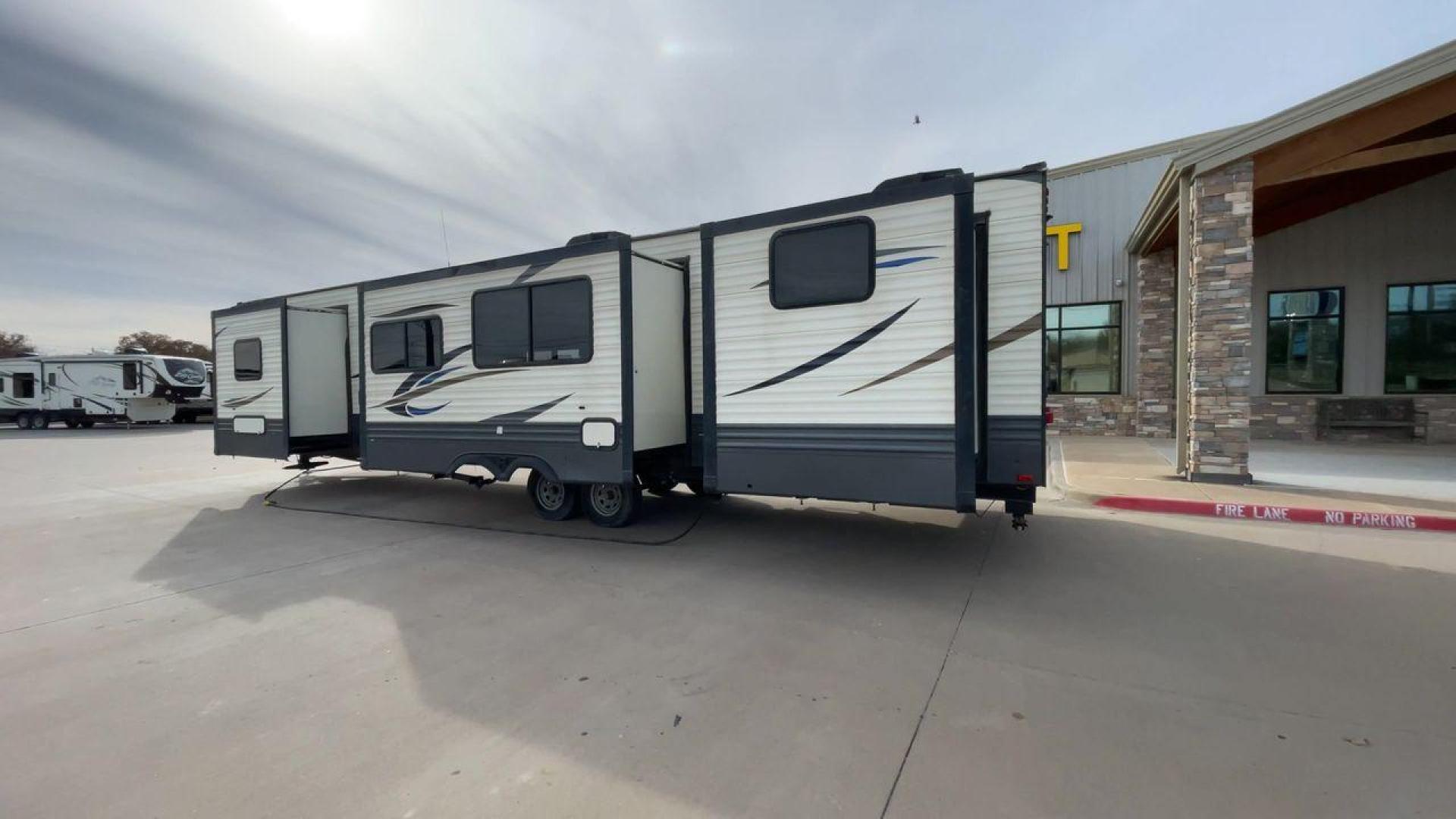 2019 FOREST RIVER PUMA 39PQB (4X4TPUR2XKP) , Length: 42.08 ft. | Dry Weight: 10,709 lbs. | Gross Weight: 13,413 lbs. | Slides: 4 transmission, located at 4319 N Main St, Cleburne, TX, 76033, (817) 678-5133, 32.385960, -97.391212 - Photo#7