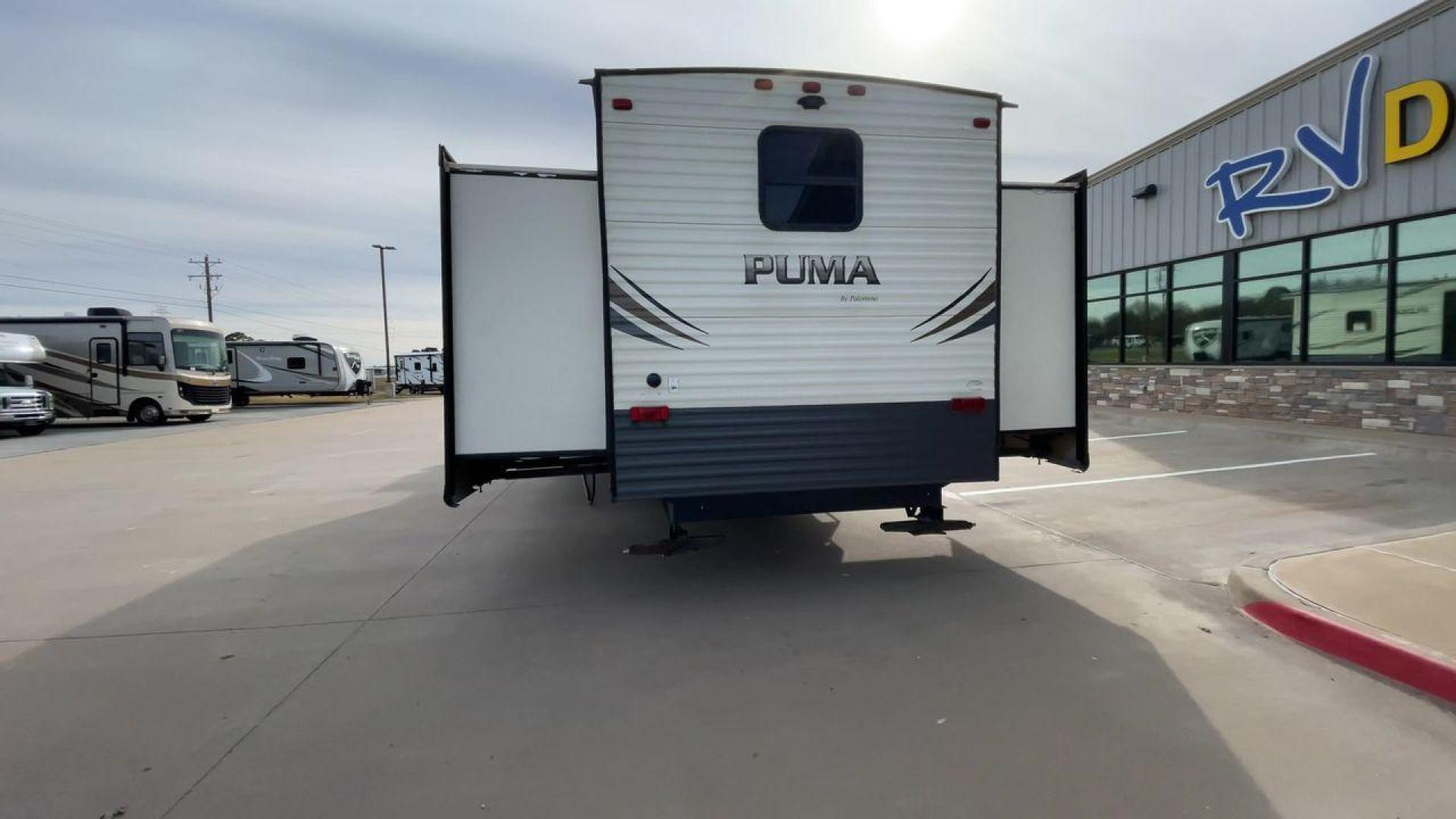 2019 FOREST RIVER PUMA 39PQB (4X4TPUR2XKP) , Length: 42.08 ft. | Dry Weight: 10,709 lbs. | Gross Weight: 13,413 lbs. | Slides: 4 transmission, located at 4319 N Main St, Cleburne, TX, 76033, (817) 678-5133, 32.385960, -97.391212 - Photo#8