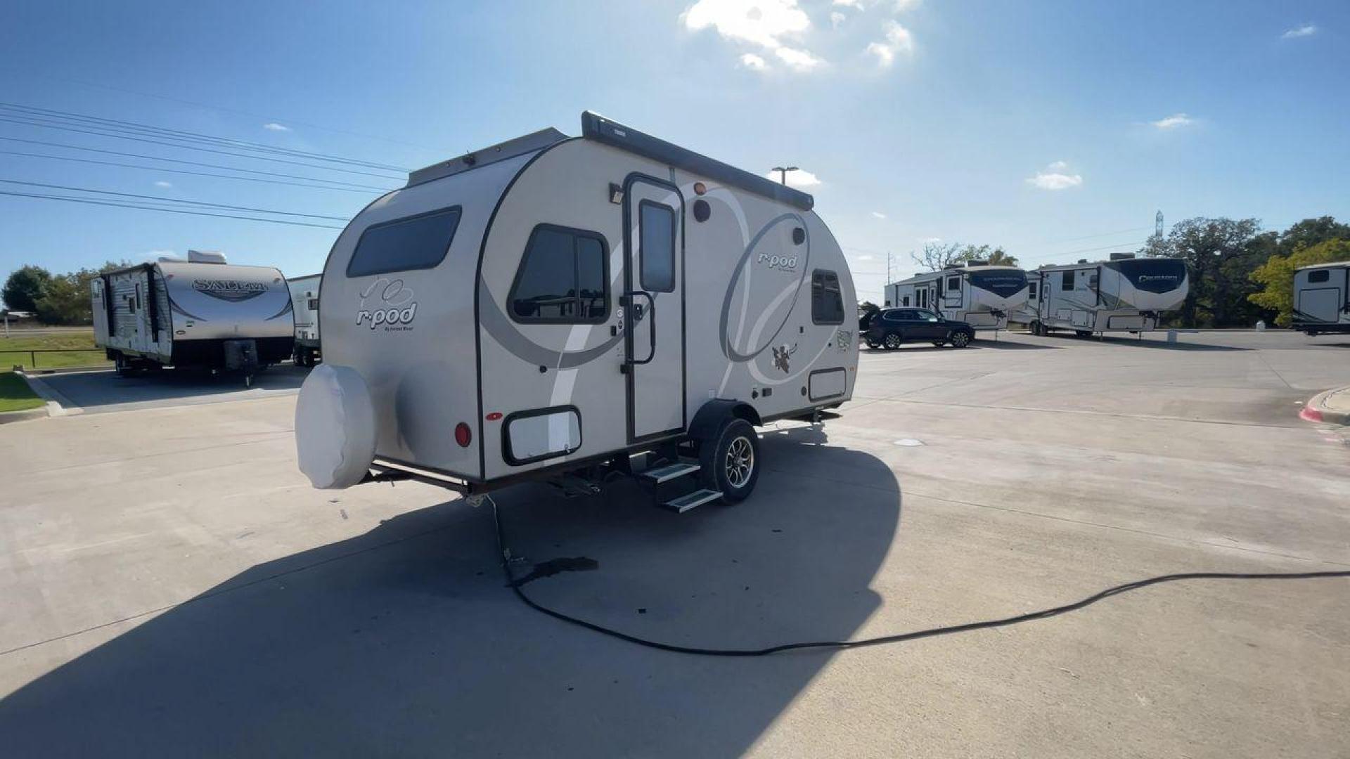 2019 FOREST RIVER RPOD 189 (4X4TRPU12KB) , Length: 20.33 ft. | Dry Weight: 2,792 lbs. | Slides: 1 transmission, located at 4319 N Main St, Cleburne, TX, 76033, (817) 678-5133, 32.385960, -97.391212 - The 2019 Forest River R-Pod 189 offers a compact exterior design that emphasizes mobility and functionality. With a length of 20.33 ft and a dry weight of only 2,792 lbs, this lightweight travel trailer is easy to tow, making it an ideal choice for adventurers on the go. Its curved, aerodynamic fron - Photo#1