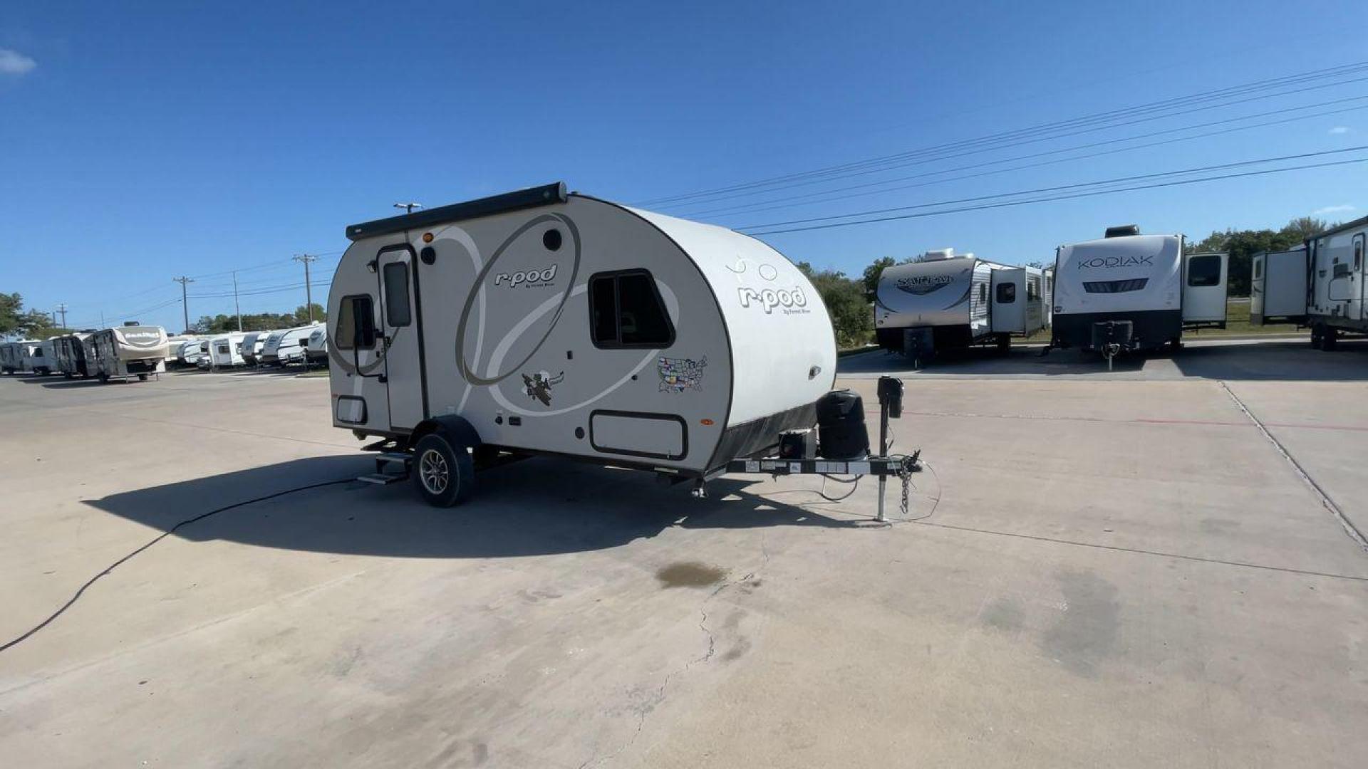 2019 FOREST RIVER RPOD 189 (4X4TRPU12KB) , Length: 20.33 ft. | Dry Weight: 2,792 lbs. | Slides: 1 transmission, located at 4319 N Main St, Cleburne, TX, 76033, (817) 678-5133, 32.385960, -97.391212 - The 2019 Forest River R-Pod 189 offers a compact exterior design that emphasizes mobility and functionality. With a length of 20.33 ft and a dry weight of only 2,792 lbs, this lightweight travel trailer is easy to tow, making it an ideal choice for adventurers on the go. Its curved, aerodynamic fron - Photo#3