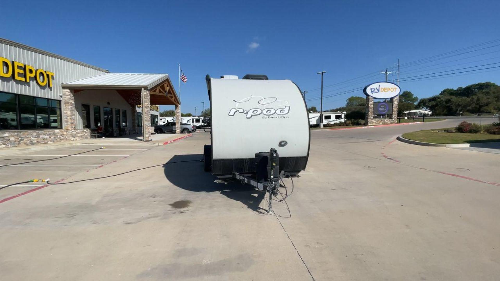 2019 FOREST RIVER RPOD 189 (4X4TRPU12KB) , Length: 20.33 ft. | Dry Weight: 2,792 lbs. | Slides: 1 transmission, located at 4319 N Main St, Cleburne, TX, 76033, (817) 678-5133, 32.385960, -97.391212 - The 2019 Forest River R-Pod 189 offers a compact exterior design that emphasizes mobility and functionality. With a length of 20.33 ft and a dry weight of only 2,792 lbs, this lightweight travel trailer is easy to tow, making it an ideal choice for adventurers on the go. Its curved, aerodynamic fron - Photo#4