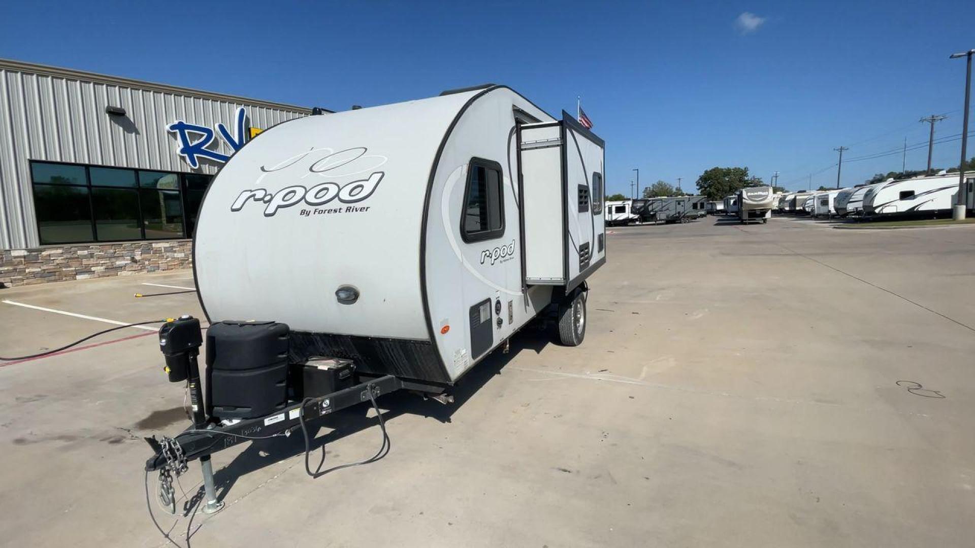 2019 FOREST RIVER RPOD 189 (4X4TRPU12KB) , Length: 20.33 ft. | Dry Weight: 2,792 lbs. | Slides: 1 transmission, located at 4319 N Main St, Cleburne, TX, 76033, (817) 678-5133, 32.385960, -97.391212 - The 2019 Forest River R-Pod 189 offers a compact exterior design that emphasizes mobility and functionality. With a length of 20.33 ft and a dry weight of only 2,792 lbs, this lightweight travel trailer is easy to tow, making it an ideal choice for adventurers on the go. Its curved, aerodynamic fron - Photo#5