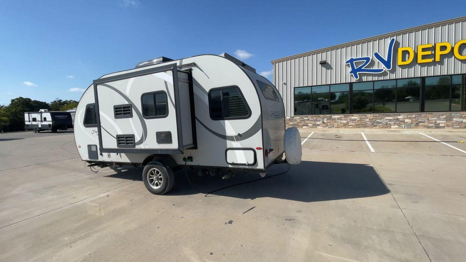 2019 FOREST RIVER RPOD 189 (4X4TRPU12KB) , Length: 20.33 ft. | Dry Weight: 2,792 lbs. | Slides: 1 transmission, located at 4319 N Main St, Cleburne, TX, 76033, (817) 678-5133, 32.385960, -97.391212 - The 2019 Forest River R-Pod 189 offers a compact exterior design that emphasizes mobility and functionality. With a length of 20.33 ft and a dry weight of only 2,792 lbs, this lightweight travel trailer is easy to tow, making it an ideal choice for adventurers on the go. Its curved, aerodynamic fron - Photo#7