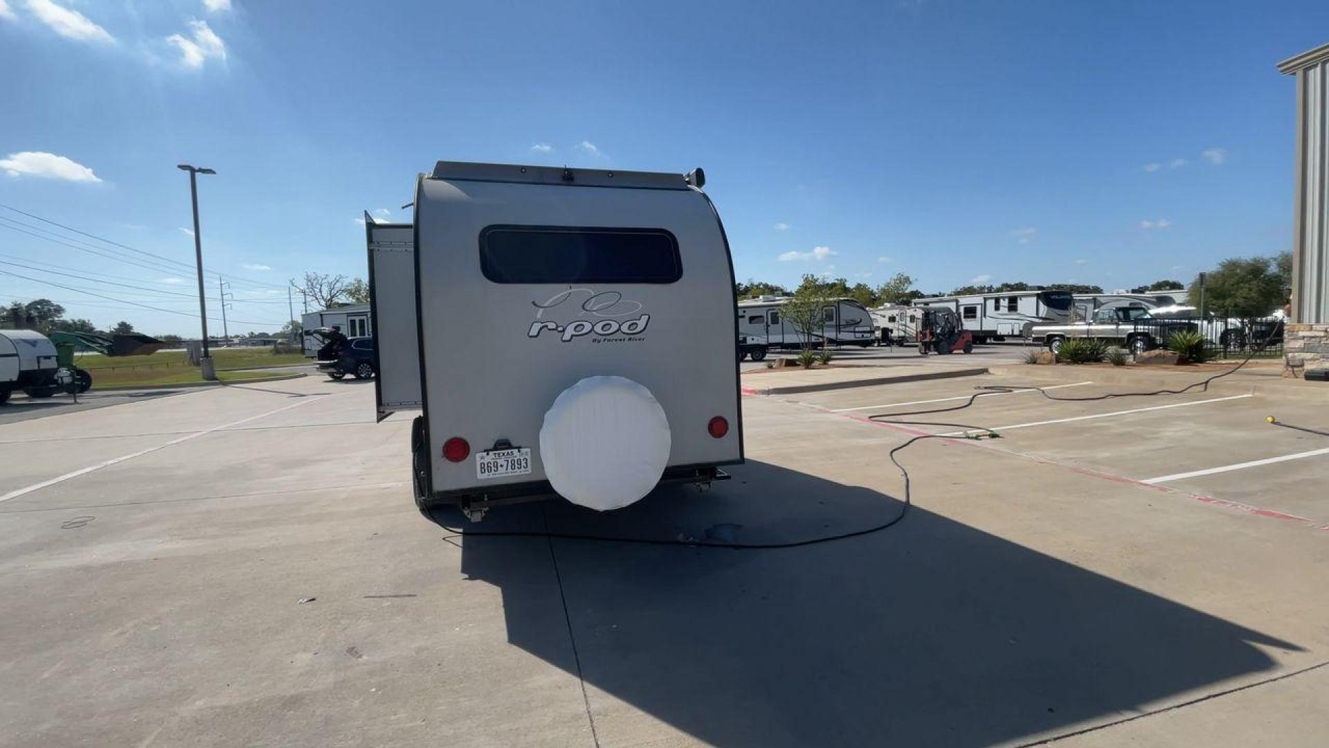 2019 FOREST RIVER RPOD 189 (4X4TRPU12KB) , Length: 20.33 ft. | Dry Weight: 2,792 lbs. | Slides: 1 transmission, located at 4319 N Main St, Cleburne, TX, 76033, (817) 678-5133, 32.385960, -97.391212 - The 2019 Forest River R-Pod 189 offers a compact exterior design that emphasizes mobility and functionality. With a length of 20.33 ft and a dry weight of only 2,792 lbs, this lightweight travel trailer is easy to tow, making it an ideal choice for adventurers on the go. Its curved, aerodynamic fron - Photo#8