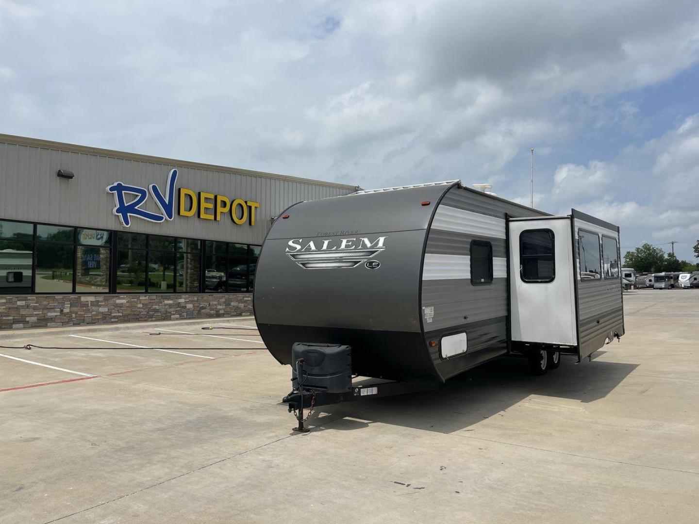 2019 FOREST RIVER SALEM 26DBLE (4X4TSMB23KA) , Slides: 1 transmission, located at 4319 N Main St, Cleburne, TX, 76033, (817) 678-5133, 32.385960, -97.391212 - This 2019 Forest River Salem 26DBLE is a single-slide travel trailer that offers sleeping space for up to 10 people! This Salem is designed with a straightforward and convenient floorplan featuring a front bedroom, central living and kitchen, and rear bunk and bath. The front bedroom can accommod - Photo#0