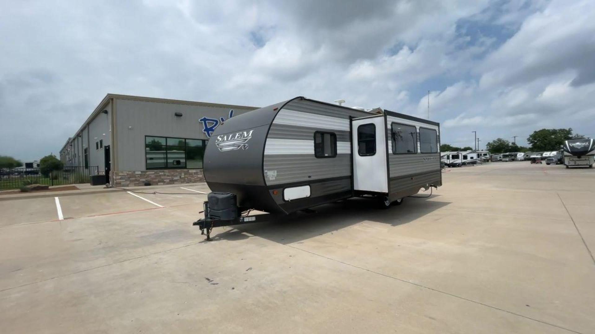 2019 FOREST RIVER SALEM 26DBLE (4X4TSMB23KA) , Slides: 1 transmission, located at 4319 N Main St, Cleburne, TX, 76033, (817) 678-5133, 32.385960, -97.391212 - This 2019 Forest River Salem 26DBLE is a single-slide travel trailer that offers sleeping space for up to 10 people! This Salem is designed with a straightforward and convenient floorplan featuring a front bedroom, central living and kitchen, and rear bunk and bath. The front bedroom can accommod - Photo#5