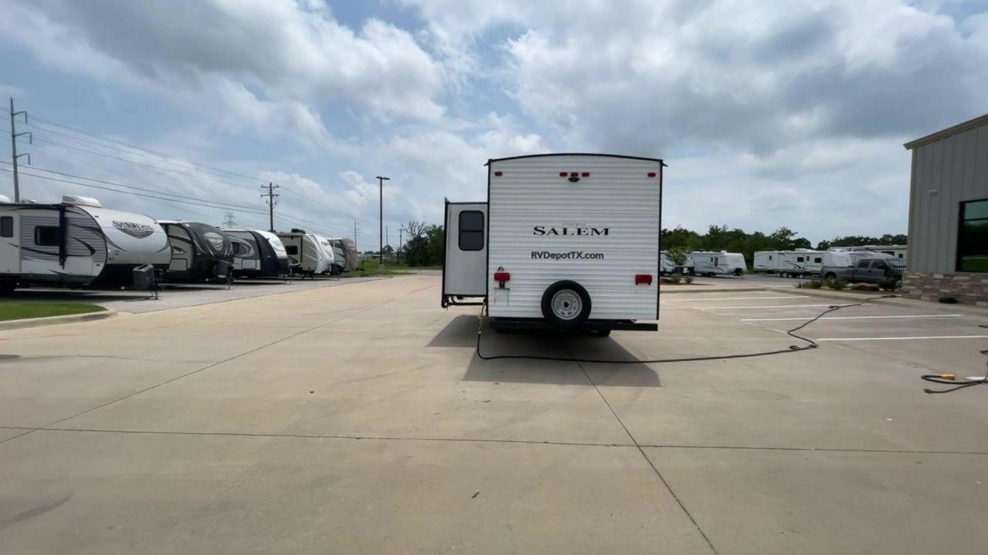 2019 FOREST RIVER SALEM 26DBLE (4X4TSMB23KA) , Slides: 1 transmission, located at 4319 N Main St, Cleburne, TX, 76033, (817) 678-5133, 32.385960, -97.391212 - This 2019 Forest River Salem 26DBLE is a single-slide travel trailer that offers sleeping space for up to 10 people! This Salem is designed with a straightforward and convenient floorplan featuring a front bedroom, central living and kitchen, and rear bunk and bath. The front bedroom can accommod - Photo#8