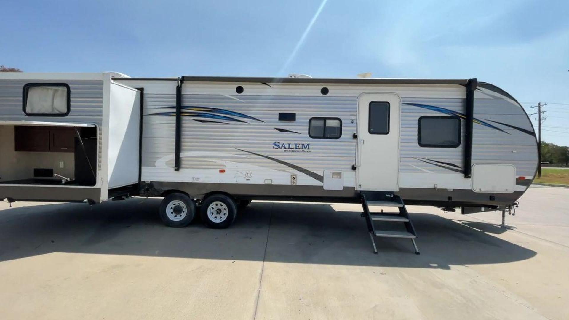 2019 FOREST RIVER SALEM 31KQBTS (4X4TSMG24K8) , Length: 36.5 ft | Dry Weight: 7,940 lbs. | Slides: 3 transmission, located at 4319 N Main St, Cleburne, TX, 76033, (817) 678-5133, 32.385960, -97.391212 - As soon as you opt to camp with this 2019 Forest River Salem 31KQBTS travel trailer, you can bring your entire family and still have room for a guest or two. The measurements of this unit are 36.5 ft in length, 8 ft in width, 11.25 ft in height, and 6.67 ft in interior height. It has a dry weight of - Photo#2