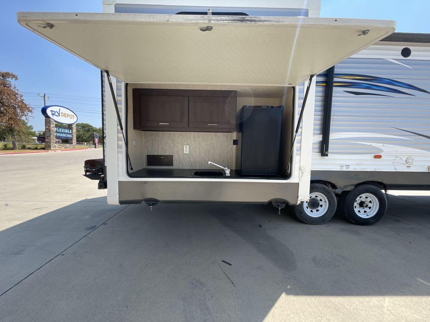 2019 FOREST RIVER SALEM 31KQBTS (4X4TSMG24K8) , Length: 36.5 ft | Dry Weight: 7,940 lbs. | Slides: 3 transmission, located at 4319 N Main St, Cleburne, TX, 76033, (817) 678-5133, 32.385960, -97.391212 - As soon as you opt to camp with this 2019 Forest River Salem 31KQBTS travel trailer, you can bring your entire family and still have room for a guest or two. The measurements of this unit are 36.5 ft in length, 8 ft in width, 11.25 ft in height, and 6.67 ft in interior height. It has a dry weight of - Photo#22