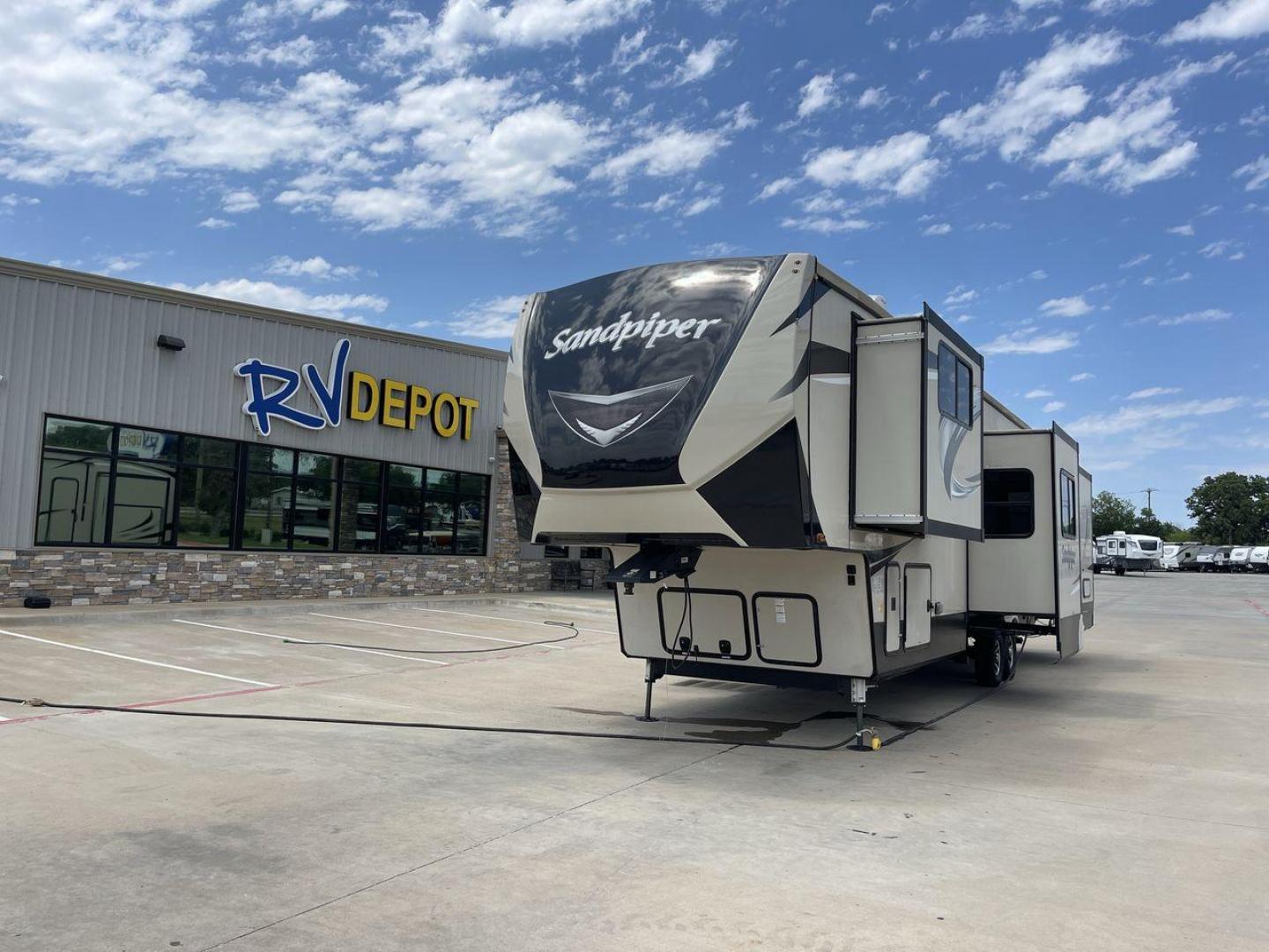 2019 FOREST RIVER SANDPIPER 38FKOK (4X4FSAP28KJ) , located at 4319 N Main St, Cleburne, TX, 76033, (817) 678-5133, 32.385960, -97.391212 - Photo#0