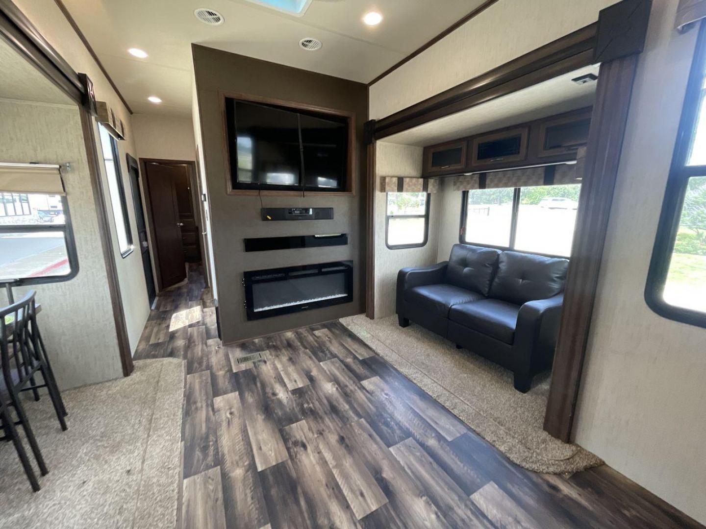 2019 FOREST RIVER SANDPIPER 38FKOK (4X4FSAP28KJ) , located at 4319 N Main St, Cleburne, TX, 76033, (817) 678-5133, 32.385960, -97.391212 - Photo#11