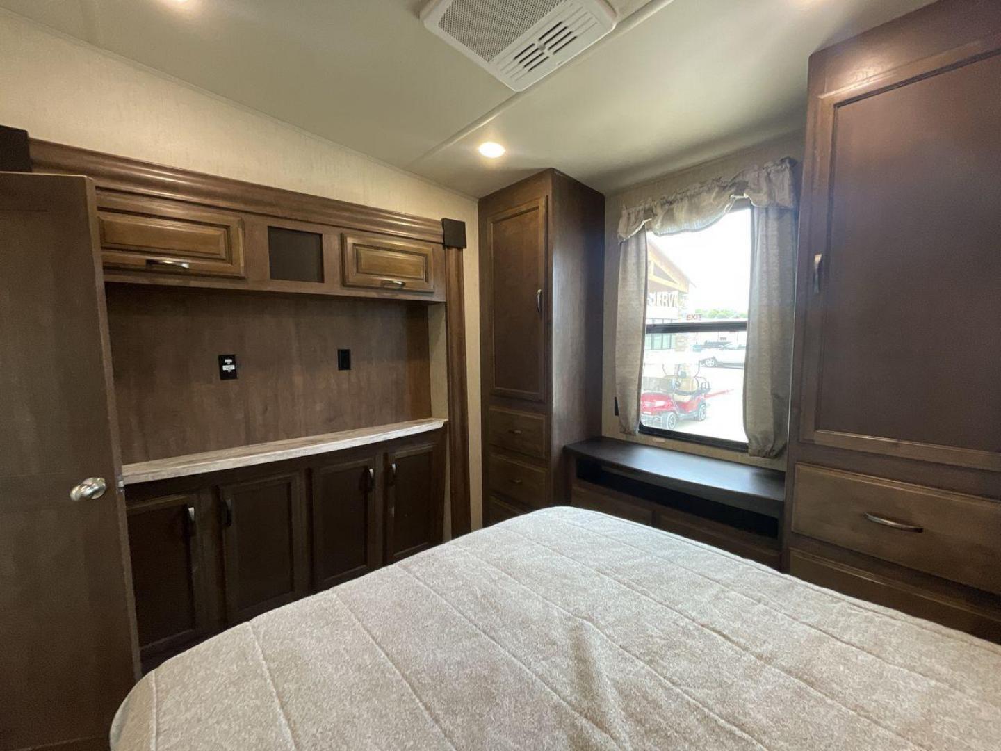 2019 FOREST RIVER SANDPIPER 38FKOK (4X4FSAP28KJ) , located at 4319 N Main St, Cleburne, TX, 76033, (817) 678-5133, 32.385960, -97.391212 - Photo#18