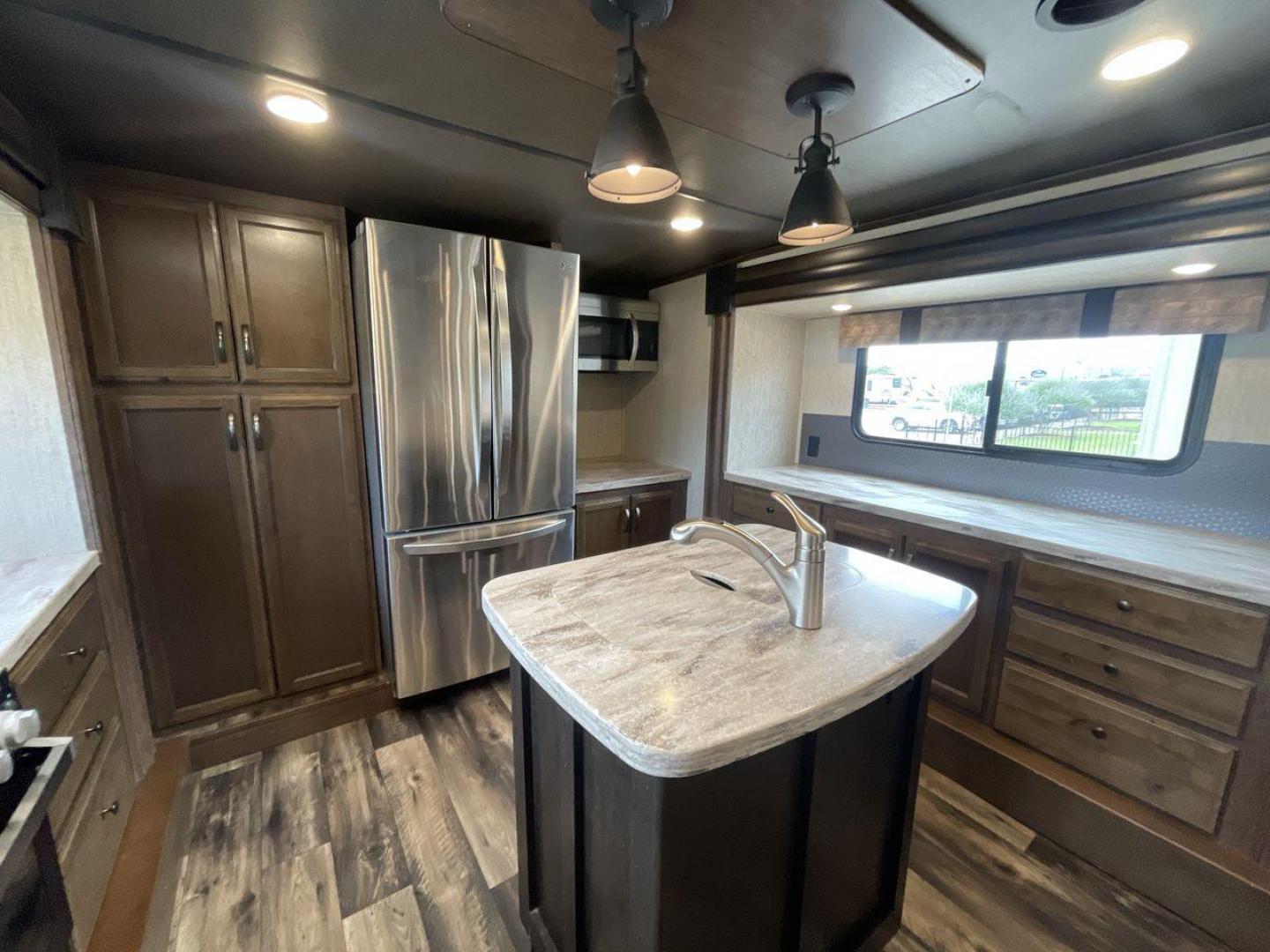 2019 FOREST RIVER SANDPIPER 38FKOK (4X4FSAP28KJ) , located at 4319 N Main St, Cleburne, TX, 76033, (817) 678-5133, 32.385960, -97.391212 - Photo#19