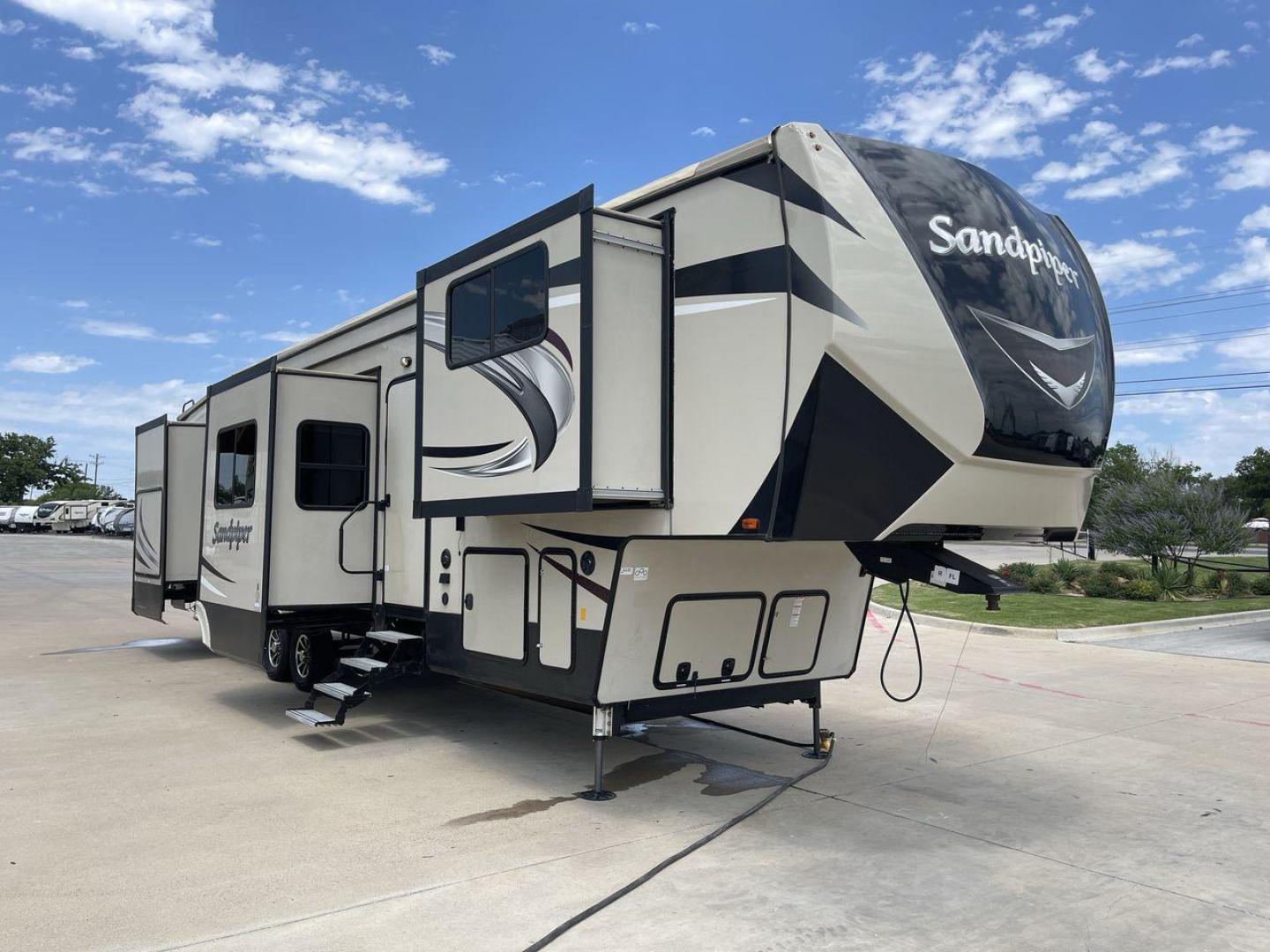 2019 FOREST RIVER SANDPIPER 38FKOK (4X4FSAP28KJ) , located at 4319 N Main St, Cleburne, TX, 76033, (817) 678-5133, 32.385960, -97.391212 - Photo#23