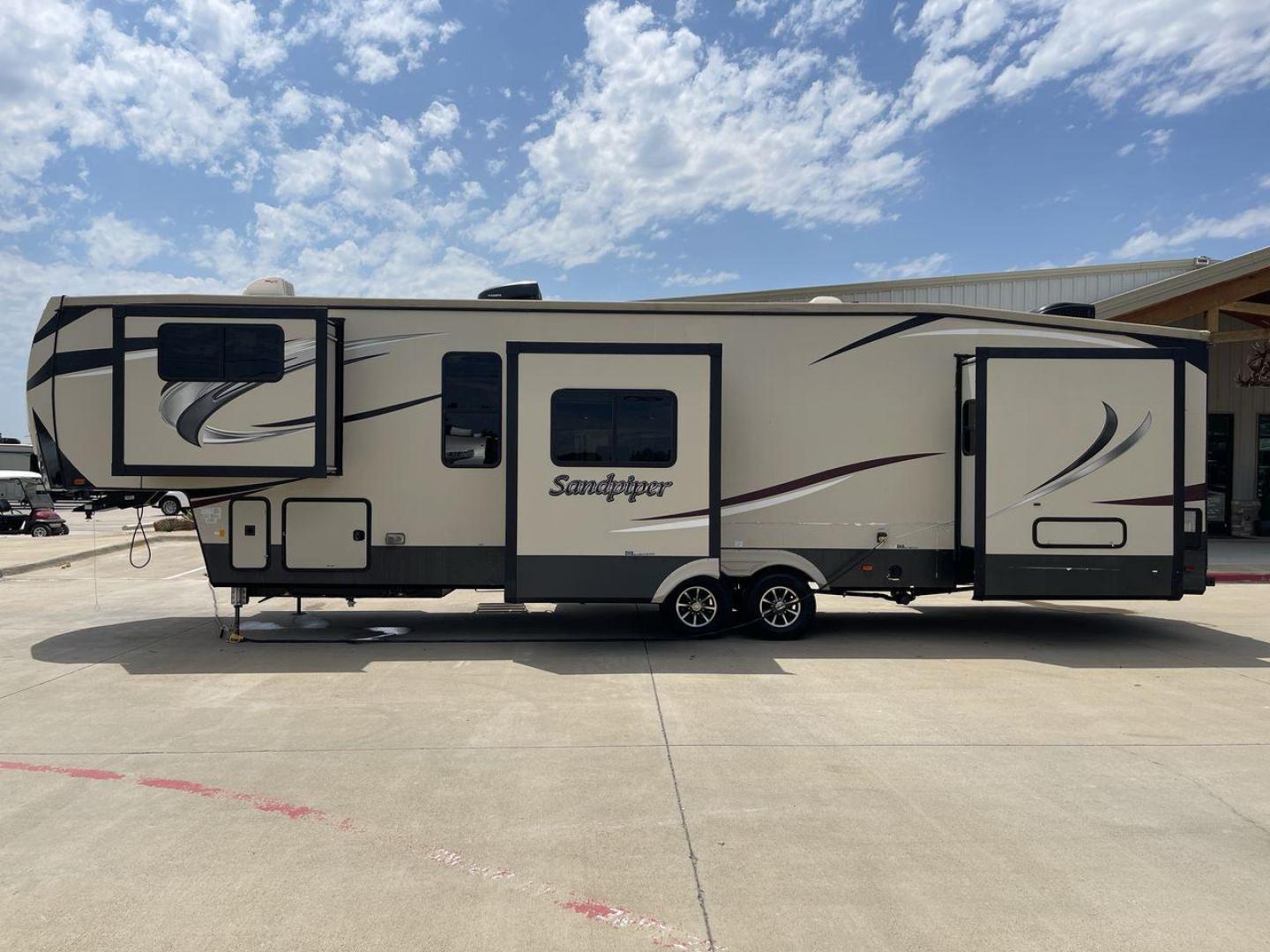 2019 FOREST RIVER SANDPIPER 38FKOK (4X4FSAP28KJ) , located at 4319 N Main St, Cleburne, TX, 76033, (817) 678-5133, 32.385960, -97.391212 - Photo#24