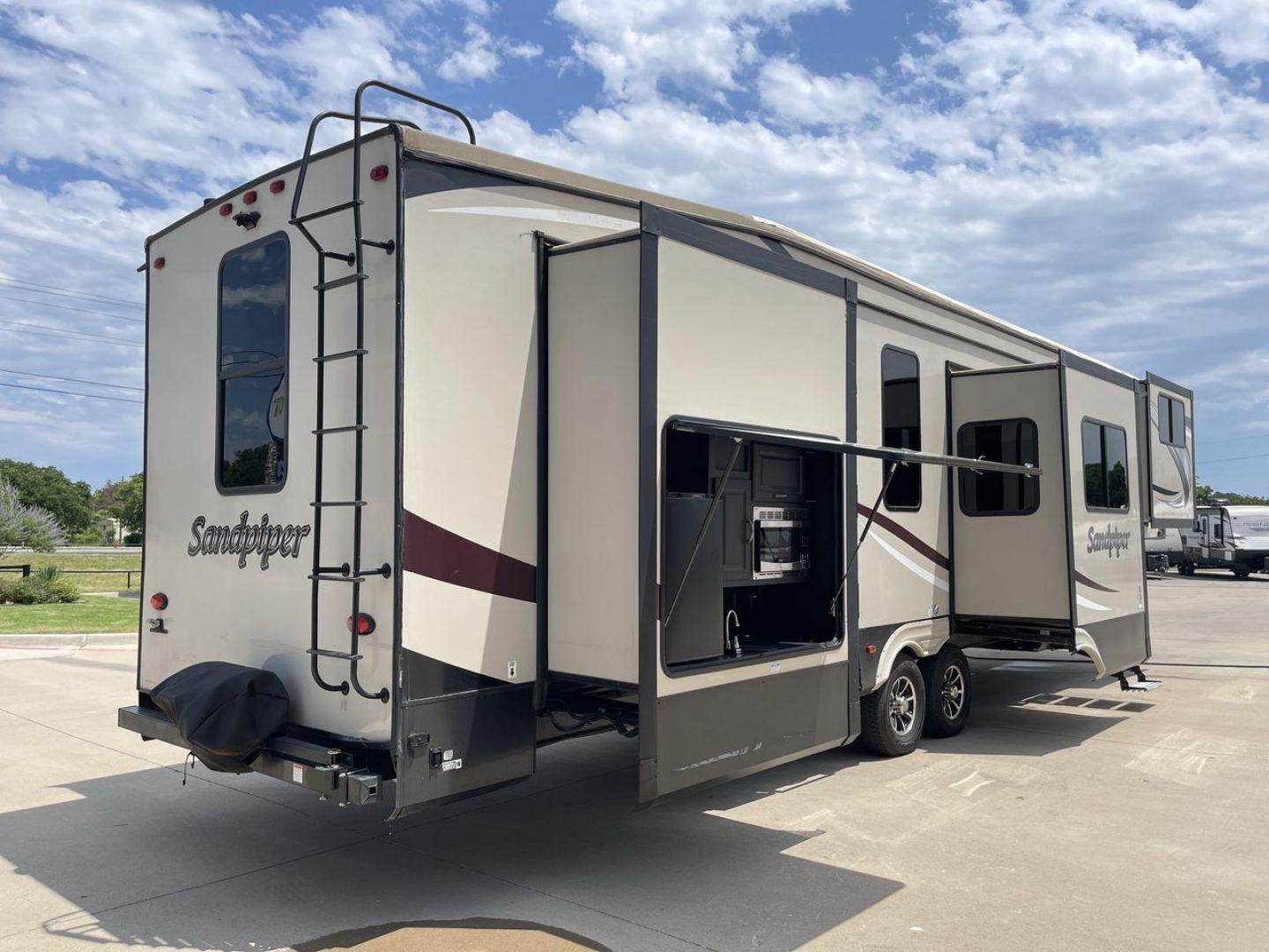 2019 FOREST RIVER SANDPIPER 38FKOK (4X4FSAP28KJ) , located at 4319 N Main St, Cleburne, TX, 76033, (817) 678-5133, 32.385960, -97.391212 - Photo#26