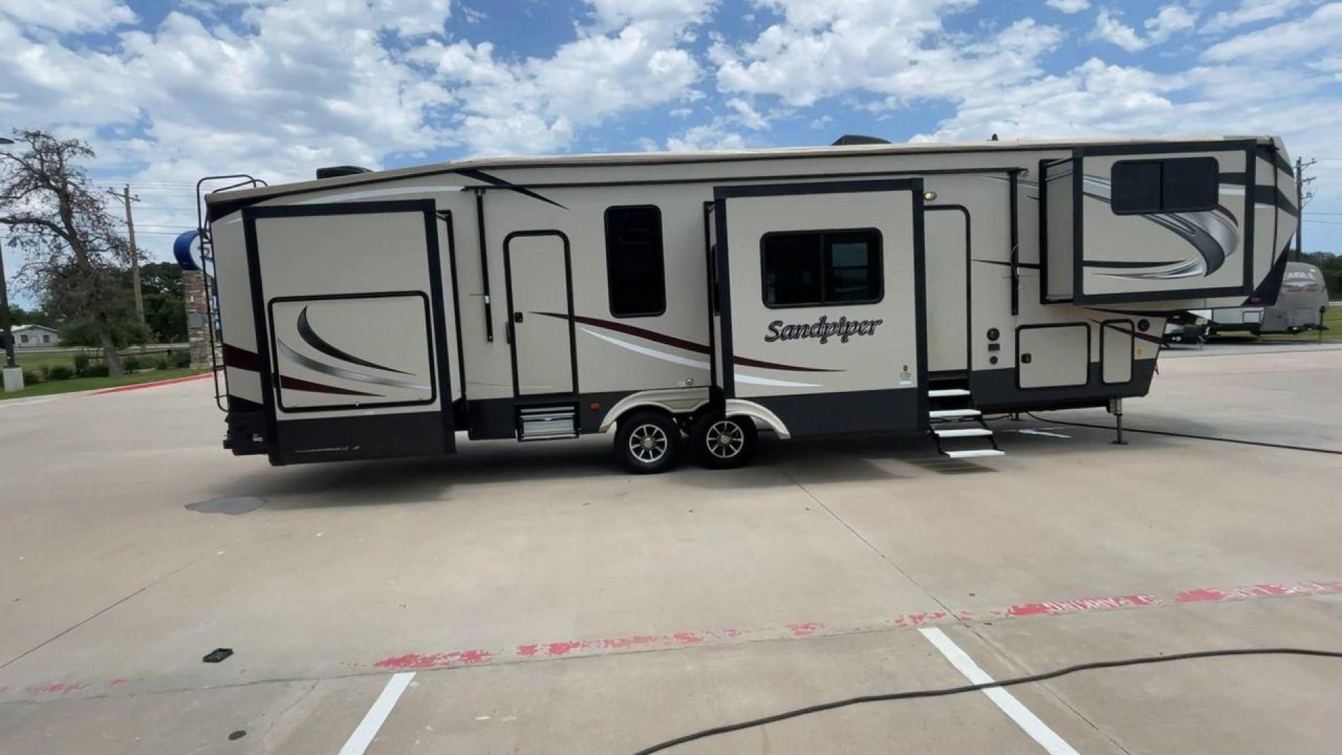 2019 FOREST RIVER SANDPIPER 38FKOK (4X4FSAP28KJ) , located at 4319 N Main St, Cleburne, TX, 76033, (817) 678-5133, 32.385960, -97.391212 - Photo#2