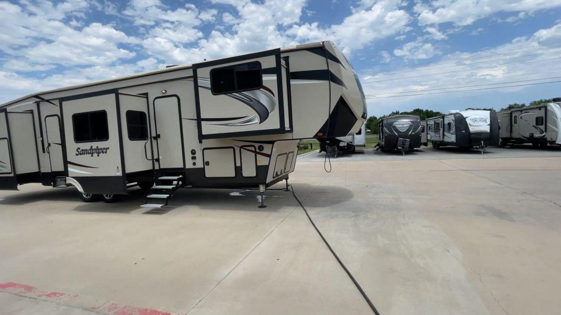 2019 FOREST RIVER SANDPIPER 38FKOK (4X4FSAP28KJ) , located at 4319 N Main St, Cleburne, TX, 76033, (817) 678-5133, 32.385960, -97.391212 - Photo#3