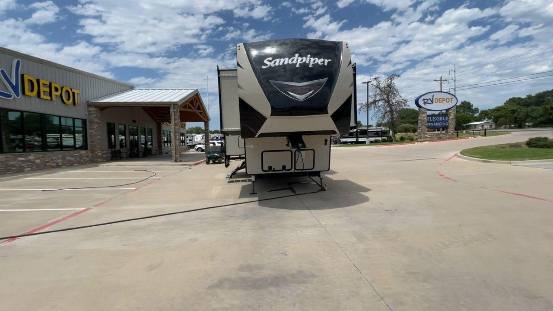 2019 FOREST RIVER SANDPIPER 38FKOK (4X4FSAP28KJ) , located at 4319 N Main St, Cleburne, TX, 76033, (817) 678-5133, 32.385960, -97.391212 - Photo#4