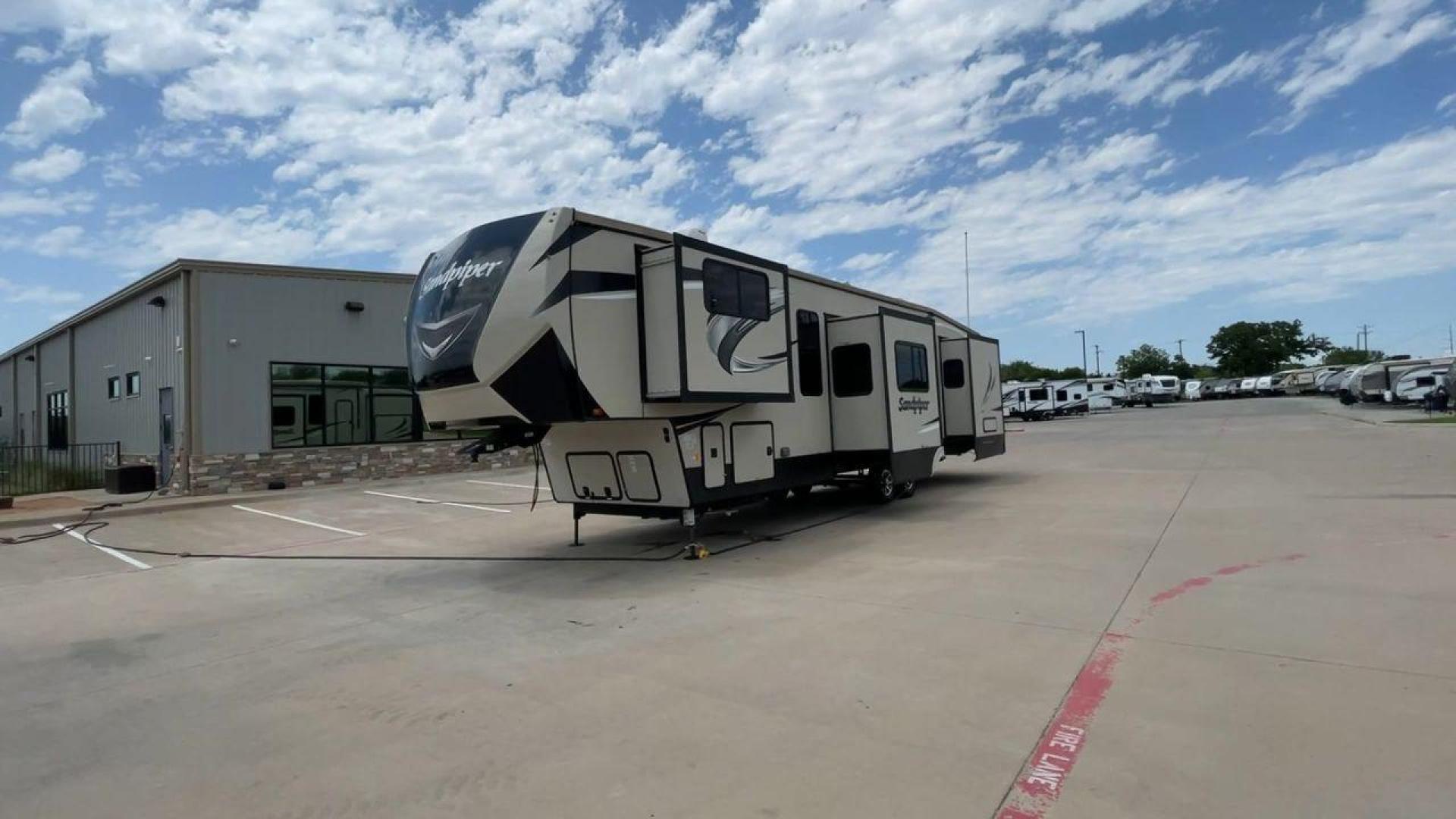 2019 FOREST RIVER SANDPIPER 38FKOK (4X4FSAP28KJ) , located at 4319 N Main St, Cleburne, TX, 76033, (817) 678-5133, 32.385960, -97.391212 - Photo#5