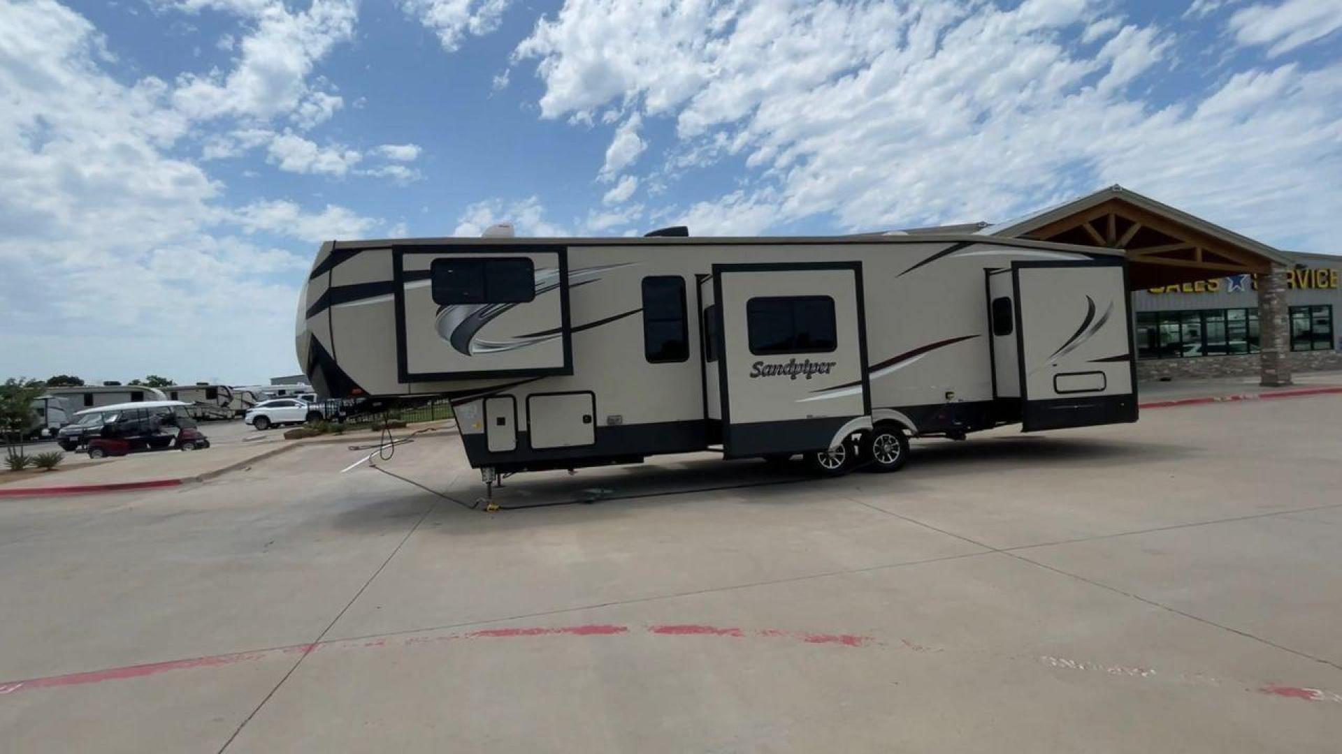 2019 FOREST RIVER SANDPIPER 38FKOK (4X4FSAP28KJ) , located at 4319 N Main St, Cleburne, TX, 76033, (817) 678-5133, 32.385960, -97.391212 - Photo#6