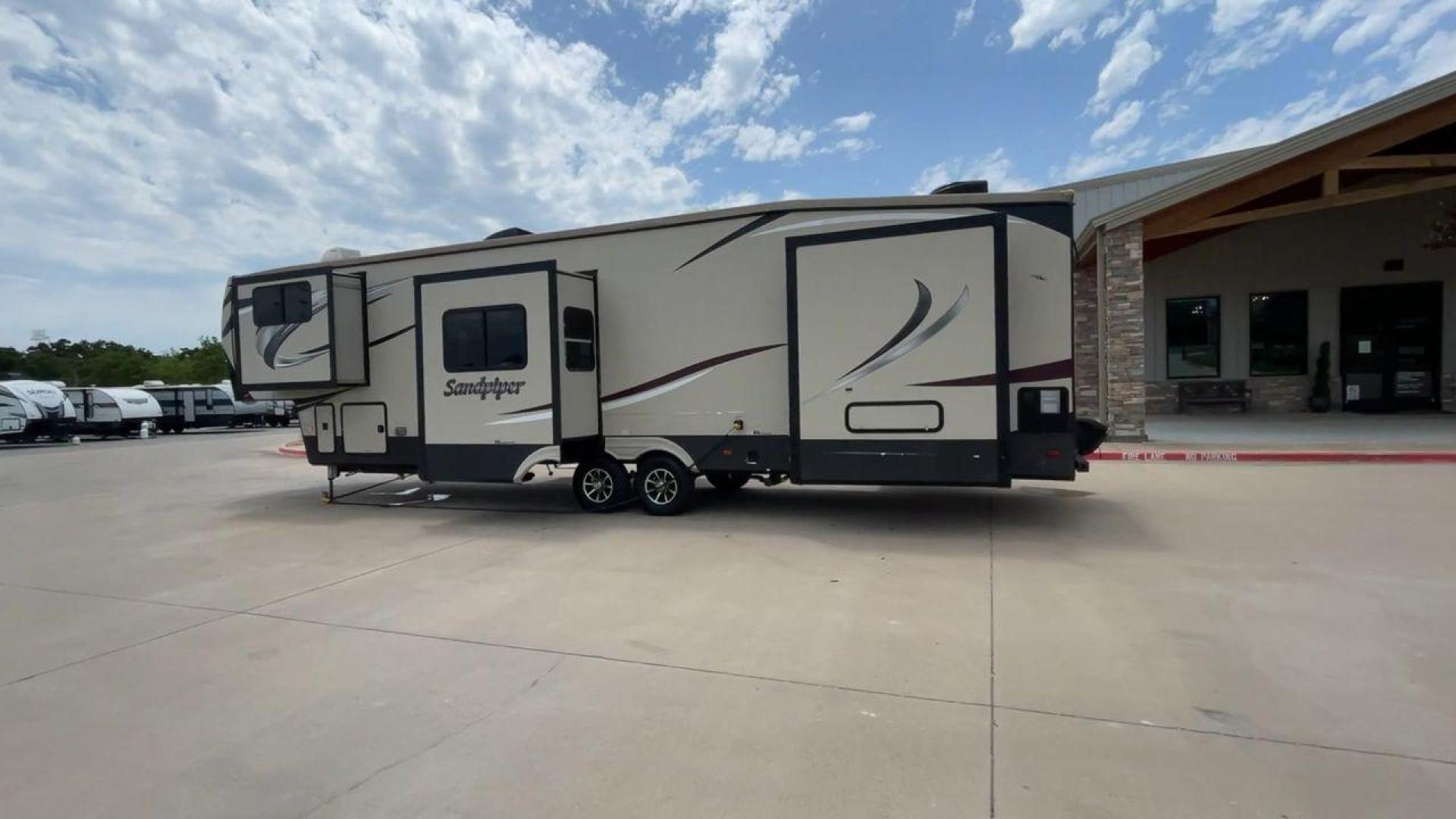 2019 FOREST RIVER SANDPIPER 38FKOK (4X4FSAP28KJ) , located at 4319 N Main St, Cleburne, TX, 76033, (817) 678-5133, 32.385960, -97.391212 - Photo#7