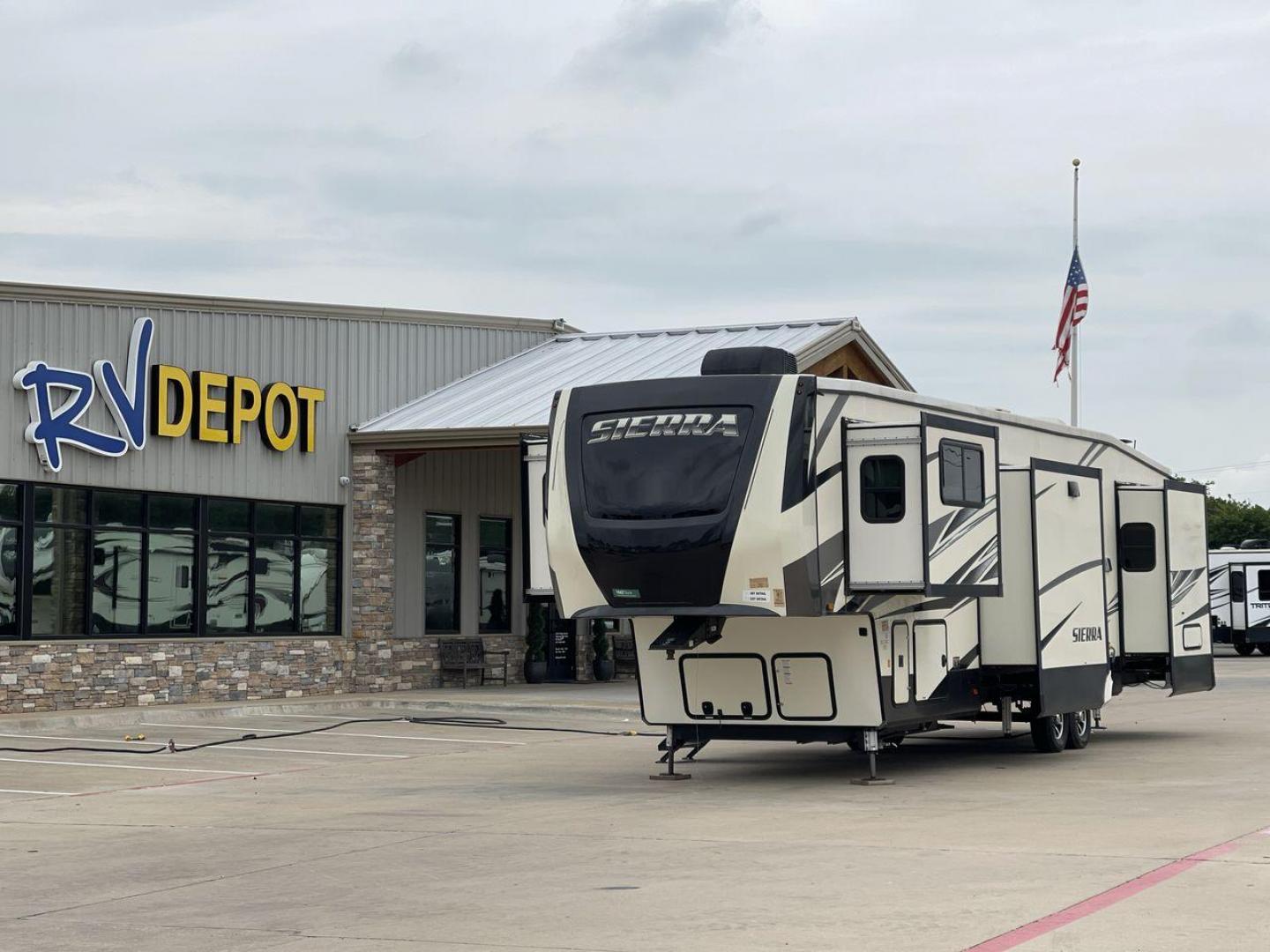 2019 FOREST RIVER SIERRA 379FLOK (4X4FSEP27KJ) , Length: 41.42 ft. | Dry Weight: 12,819 lbs. | Gross Weight: 15,500 lbs. | Slides: 6 transmission, located at 4319 N Main St, Cleburne, TX, 76033, (817) 678-5133, 32.385960, -97.391212 - Photo#0