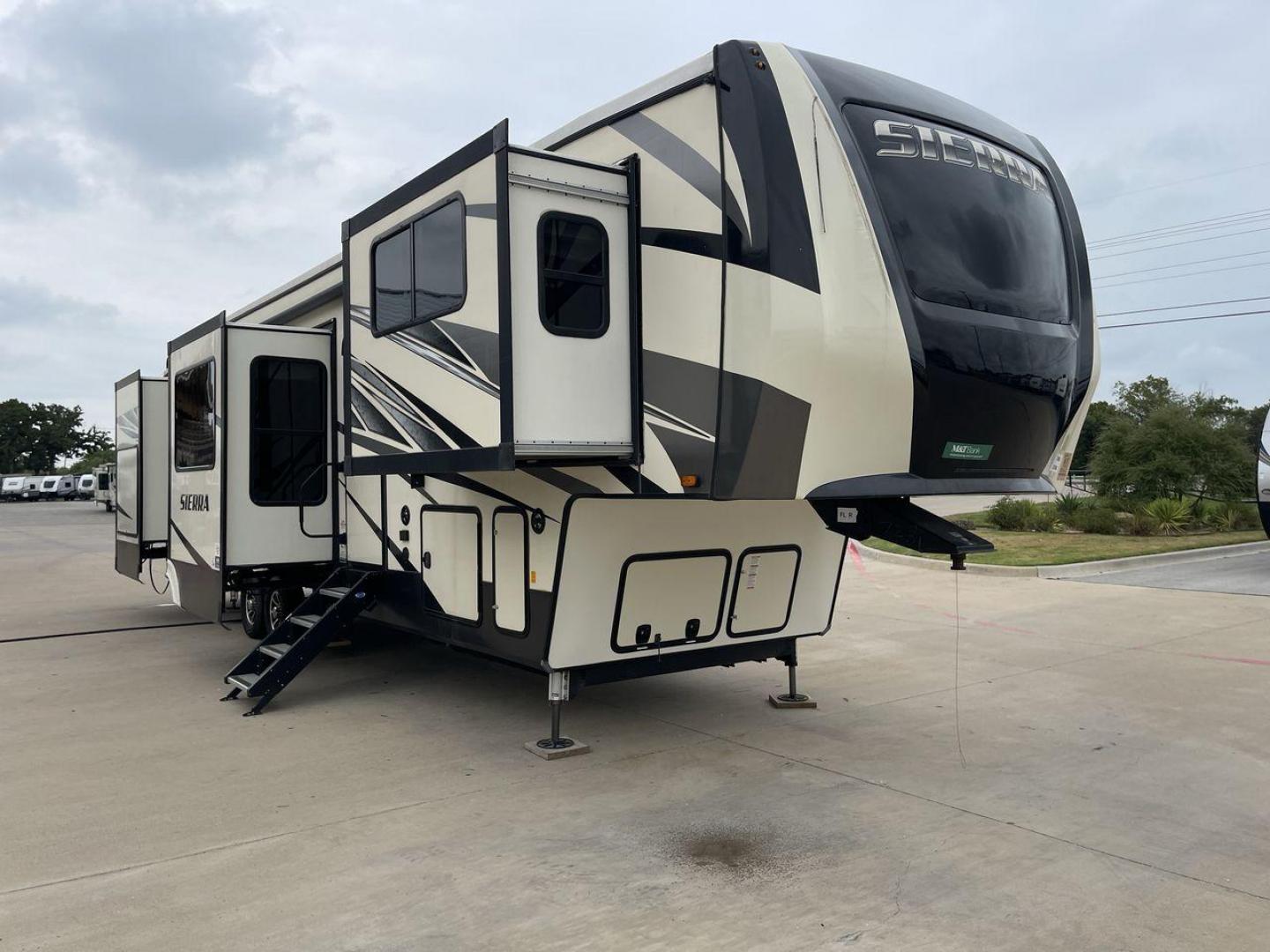 2019 FOREST RIVER SIERRA 379FLOK (4X4FSEP27KJ) , Length: 41.42 ft. | Dry Weight: 12,819 lbs. | Gross Weight: 15,500 lbs. | Slides: 6 transmission, located at 4319 N Main St, Cleburne, TX, 76033, (817) 678-5133, 32.385960, -97.391212 - Photo#23