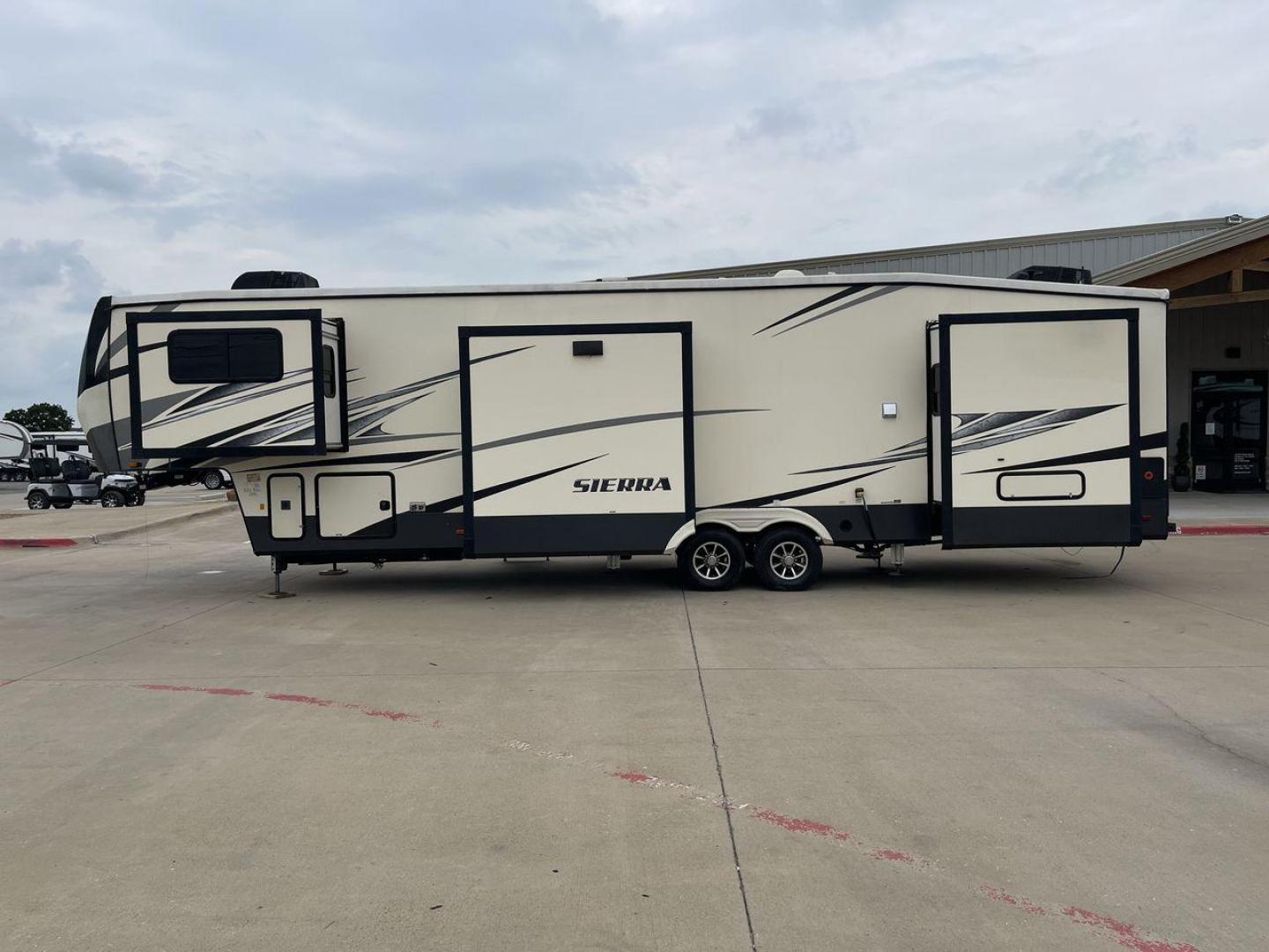 2019 FOREST RIVER SIERRA 379FLOK (4X4FSEP27KJ) , Length: 41.42 ft. | Dry Weight: 12,819 lbs. | Gross Weight: 15,500 lbs. | Slides: 6 transmission, located at 4319 N Main St, Cleburne, TX, 76033, (817) 678-5133, 32.385960, -97.391212 - Photo#24