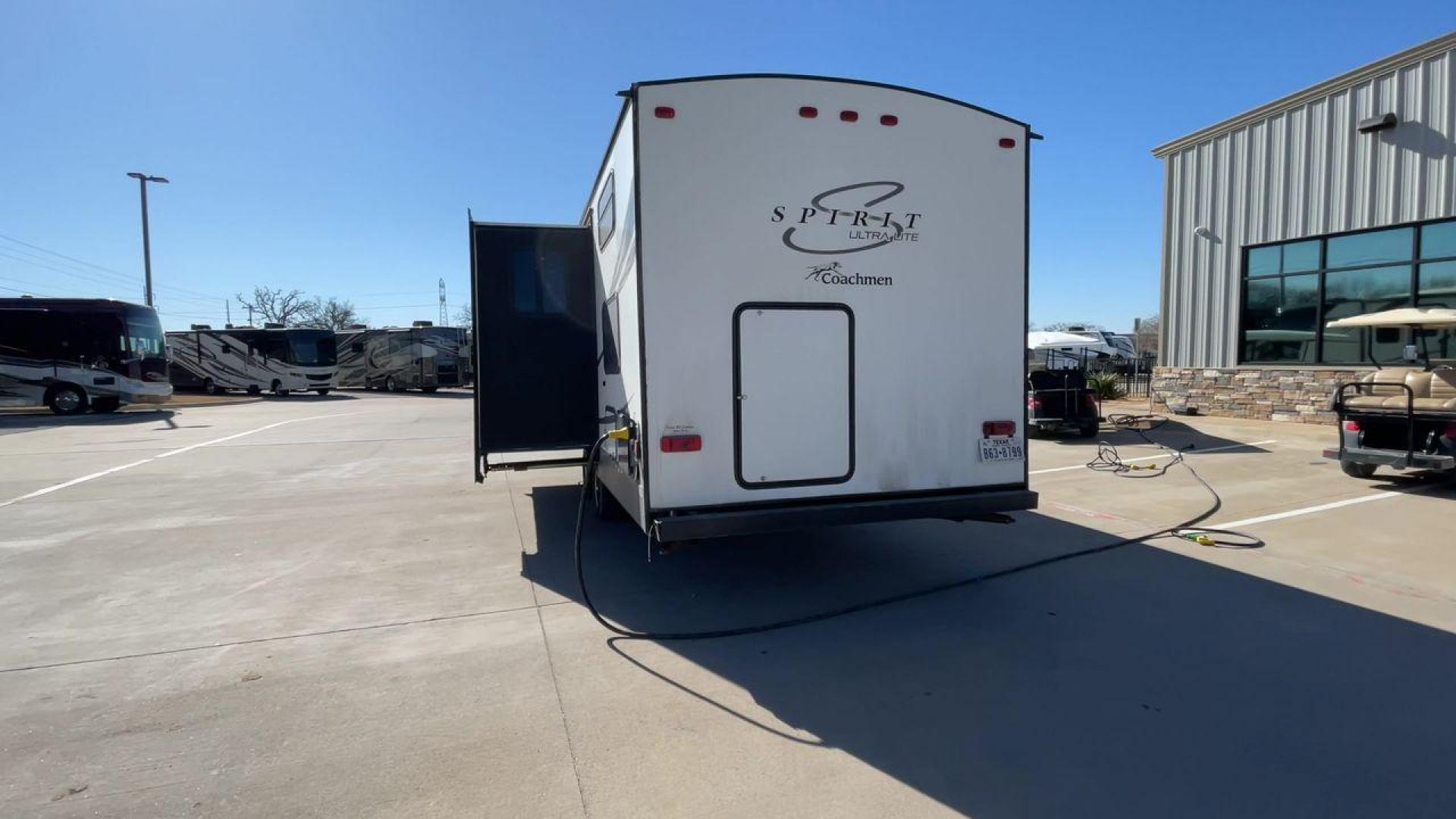 2019 FOREST RIVER SPIRIT 2963BH (5ZT2SBVB9KS) , Length: 33.92 ft. | Dry Weight: 6,408 lbs. | Slides: 1 transmission, located at 4319 N Main St, Cleburne, TX, 76033, (817) 678-5133, 32.385960, -97.391212 - This 2019 Forest River Spirit 2963BH is a dual-axle aluminum wheel setup measuring just under 34 feet long. It has a dry weight of 6,408 lbs. and a payload capacity of 1,192 lbs. It also has a manageable hitch weight of 760 lbs. It features two doors and one slide. This travel trailer offers sleepin - Photo#8