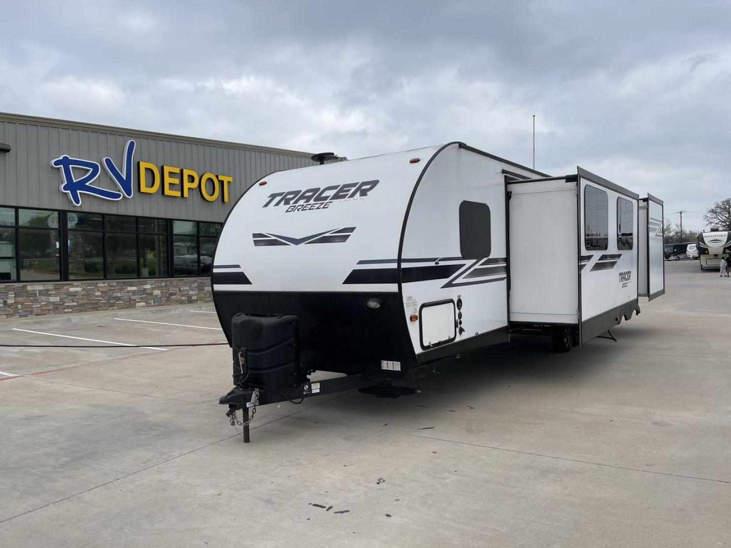 2019 FOREST RIVER TRACER 31BHD (5ZT2TRWB9KB) , located at 4319 N Main St, Cleburne, TX, 76033, (817) 678-5133, 32.385960, -97.391212 - Photo#0