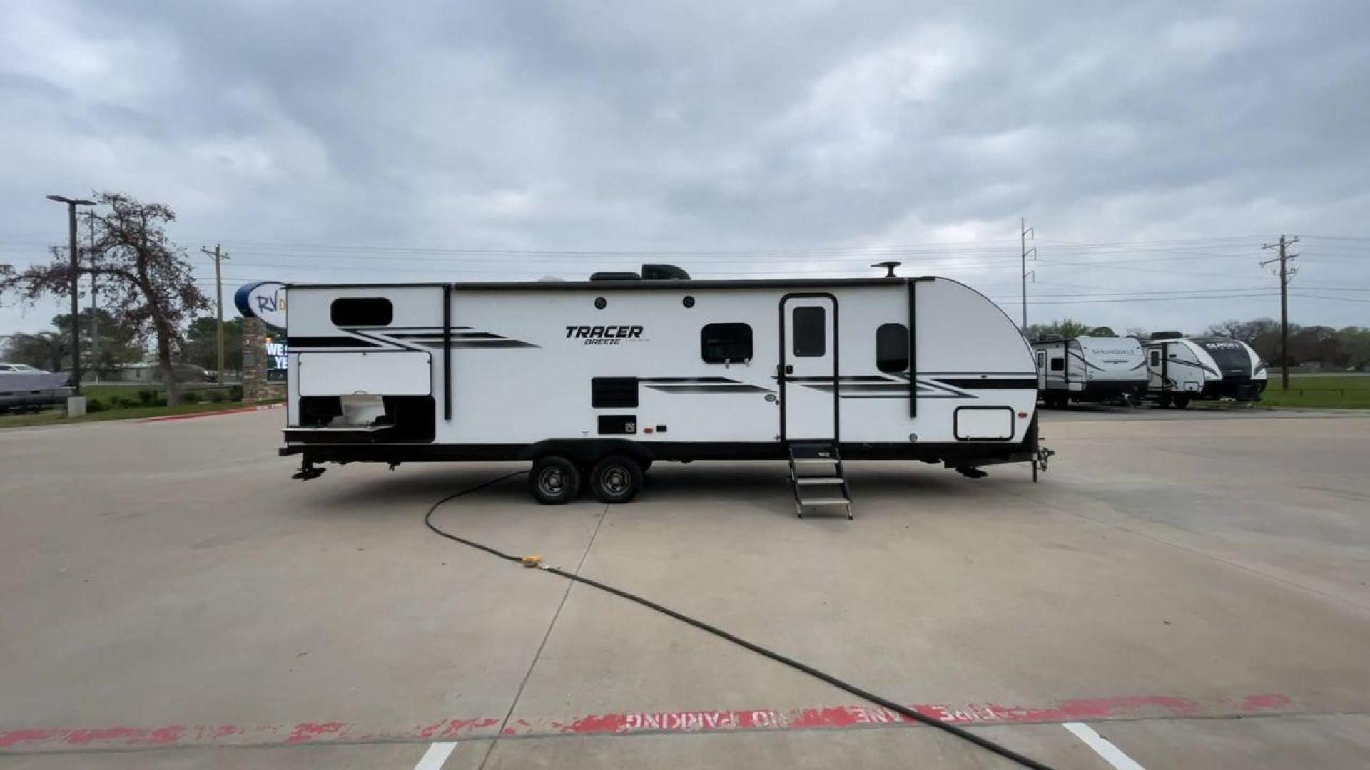 2019 FOREST RIVER TRACER 31BHD (5ZT2TRWB9KB) , located at 4319 N Main St, Cleburne, TX, 76033, (817) 678-5133, 32.385960, -97.391212 - Photo#2