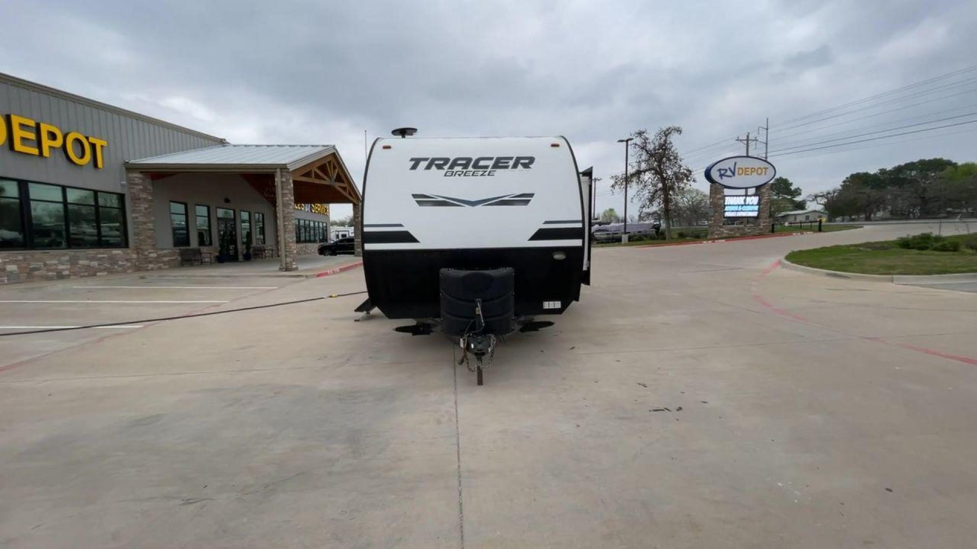 2019 FOREST RIVER TRACER 31BHD (5ZT2TRWB9KB) , located at 4319 N Main St, Cleburne, TX, 76033, (817) 678-5133, 32.385960, -97.391212 - Photo#4