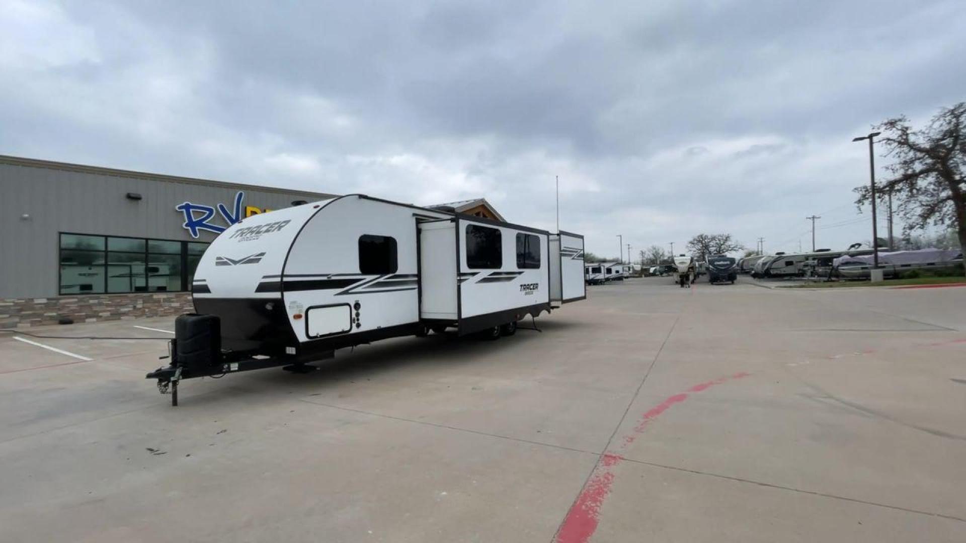 2019 FOREST RIVER TRACER 31BHD (5ZT2TRWB9KB) , located at 4319 N Main St, Cleburne, TX, 76033, (817) 678-5133, 32.385960, -97.391212 - Photo#5