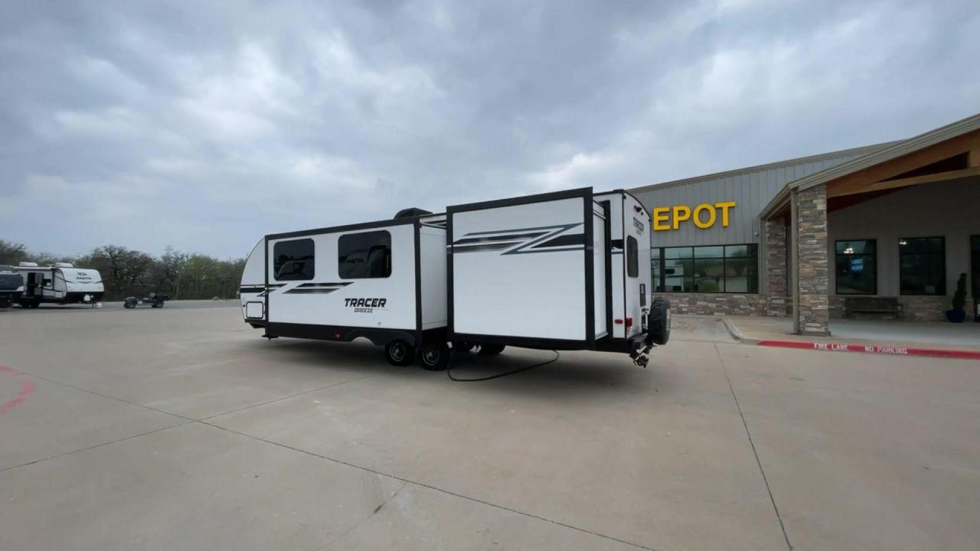 2019 FOREST RIVER TRACER 31BHD (5ZT2TRWB9KB) , located at 4319 N Main St, Cleburne, TX, 76033, (817) 678-5133, 32.385960, -97.391212 - Photo#7