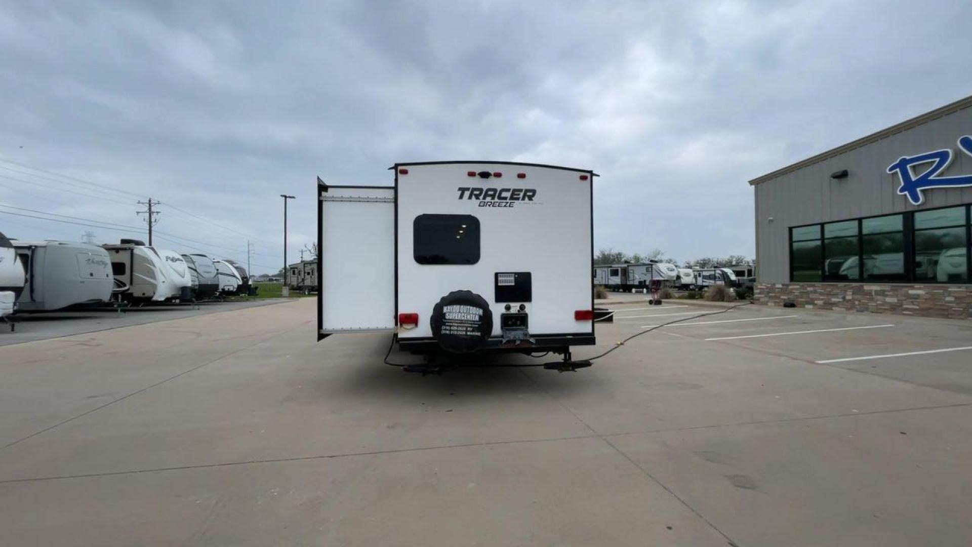 2019 FOREST RIVER TRACER 31BHD (5ZT2TRWB9KB) , located at 4319 N Main St, Cleburne, TX, 76033, (817) 678-5133, 32.385960, -97.391212 - Photo#8