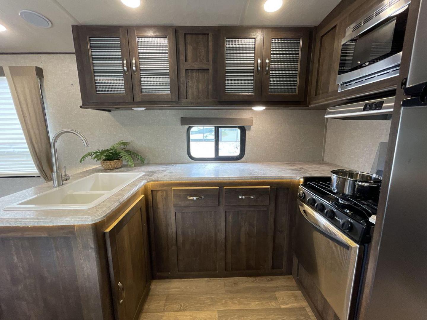 2019 FOREST RIVER VIBE 268RKS (4X4TVBC23K4) , located at 4319 N Main St, Cleburne, TX, 76033, (817) 678-5133, 32.385960, -97.391212 - Photo#19