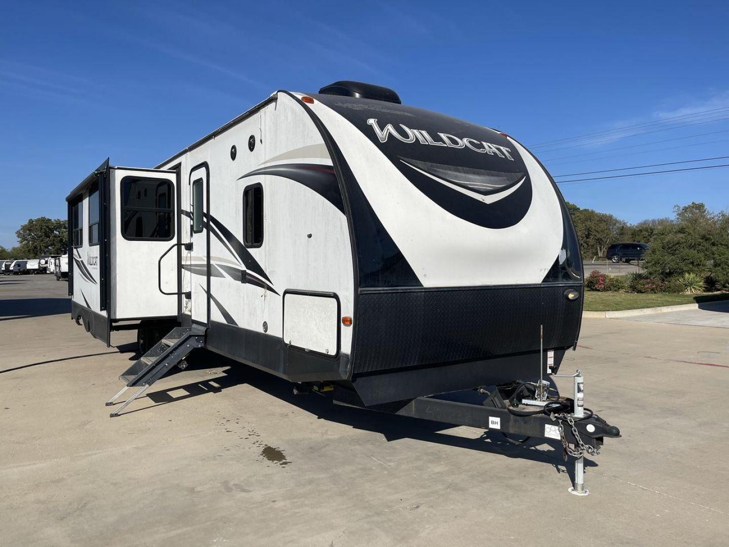 2019 WHITE FOREST RIVER WILDCAT 343BIK (5ZT2WCZB1KB) , Length: 37.42 ft. | Dry Weight: 8,226 lbs. | Slides: 3 transmission, located at 4319 N Main St, Cleburne, TX, 76033, (817) 678-5133, 32.385960, -97.391212 - The 2019 Forest River Wildcat 343BIK is a triple slide travel trailer that measures 37.42 ft. in length. It has a dry weight of 8,226 lbs. and a payload capacity of 3,002 lbs. It is made of aluminum and fiberglass. It comes with automatic heating and cooling rated at 30,000 and 15,000 BTUs respectiv - Photo#23