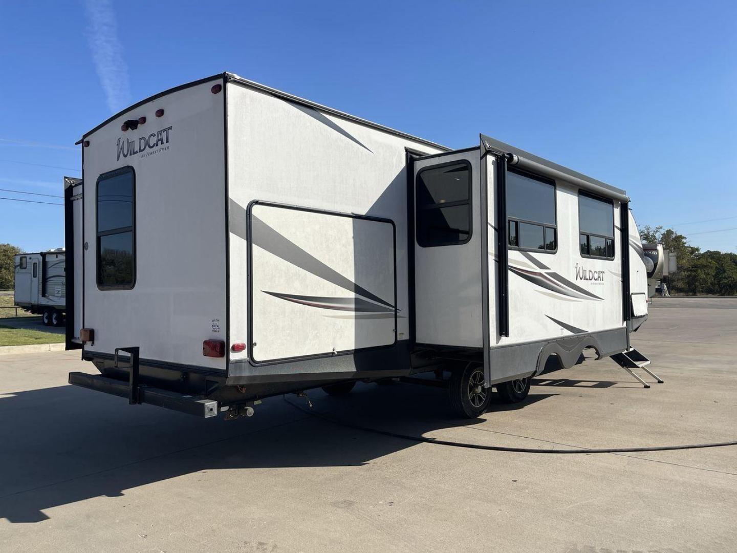 2019 WHITE FOREST RIVER WILDCAT 343BIK (5ZT2WCZB1KB) , Length: 37.42 ft. | Dry Weight: 8,226 lbs. | Slides: 3 transmission, located at 4319 N Main St, Cleburne, TX, 76033, (817) 678-5133, 32.385960, -97.391212 - The 2019 Forest River Wildcat 343BIK is a triple slide travel trailer that measures 37.42 ft. in length. It has a dry weight of 8,226 lbs. and a payload capacity of 3,002 lbs. It is made of aluminum and fiberglass. It comes with automatic heating and cooling rated at 30,000 and 15,000 BTUs respectiv - Photo#25